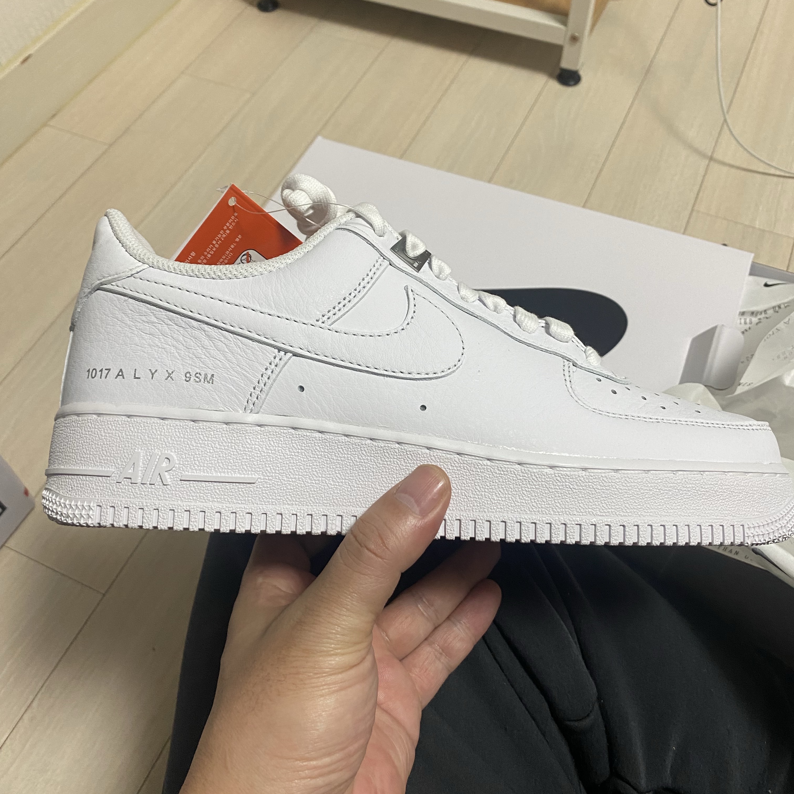 Nike x 1017 Alyx 9SM Air Force 1 Low SP White 착용 스타일 - 4