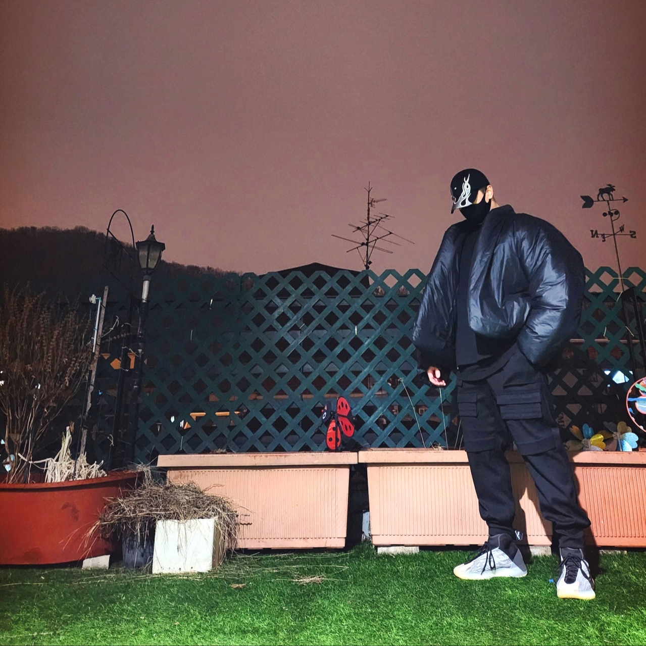 Yeezy Gap Engineered By Balenciaga Flame Cap Black, Yeezy Gap Engineered By Balenciaga Round Jacket 2 Black 착용 스타일 - 1