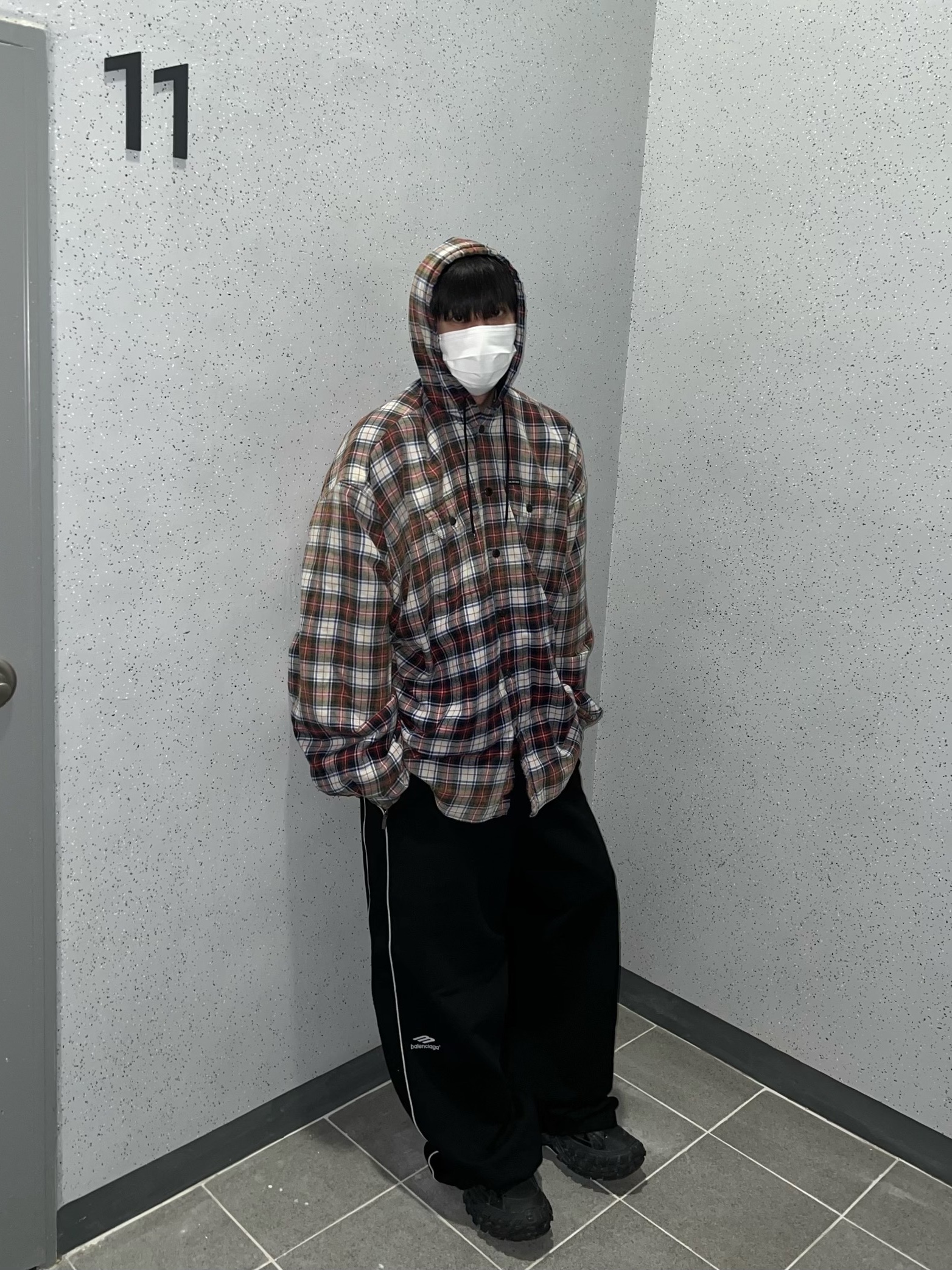 Balenciaga Bleached Shirt Multicolored, Balenciaga Defender Sneakers Black 착용 스타일 - 3
