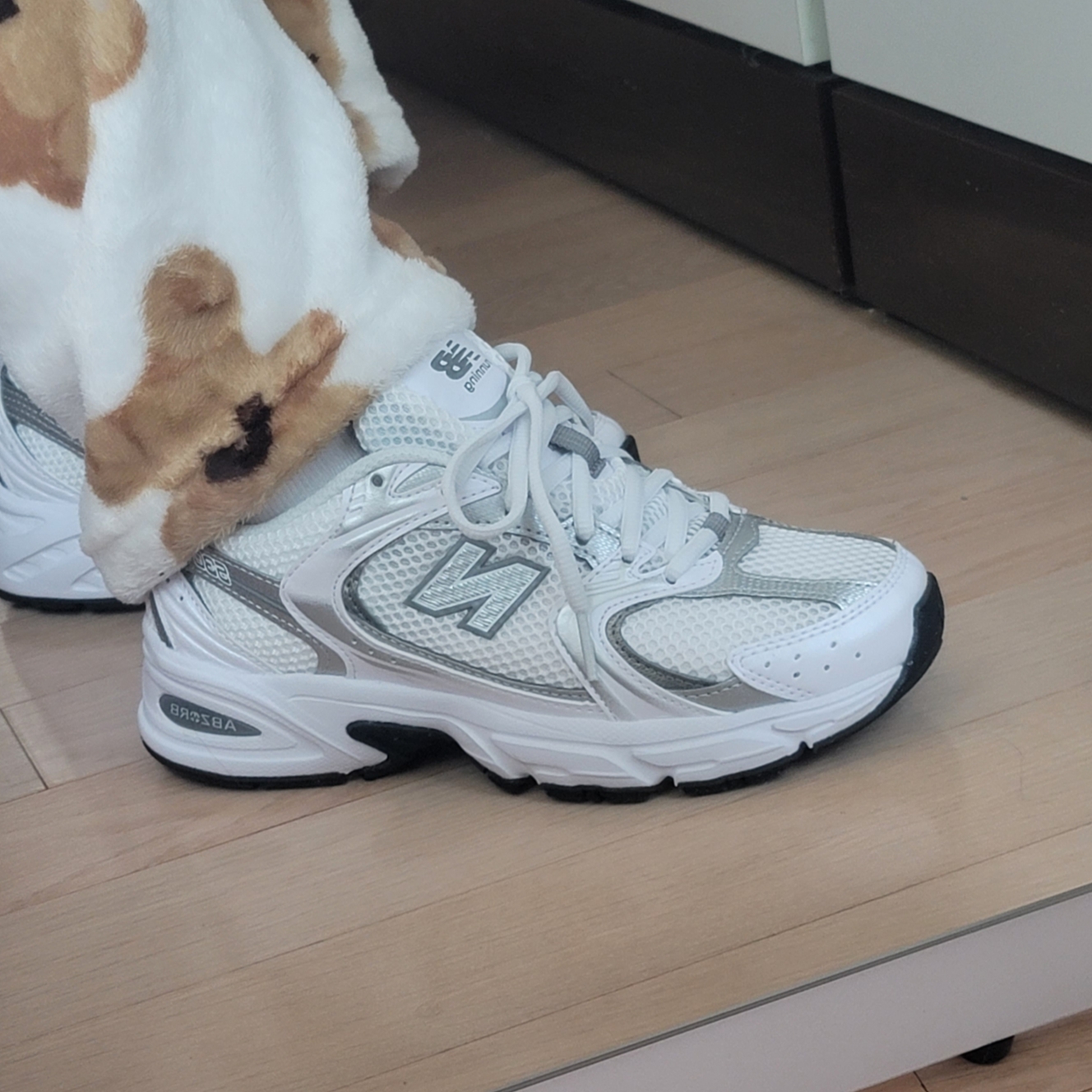 New Balance 530 White Silver 착용 스타일 - 6