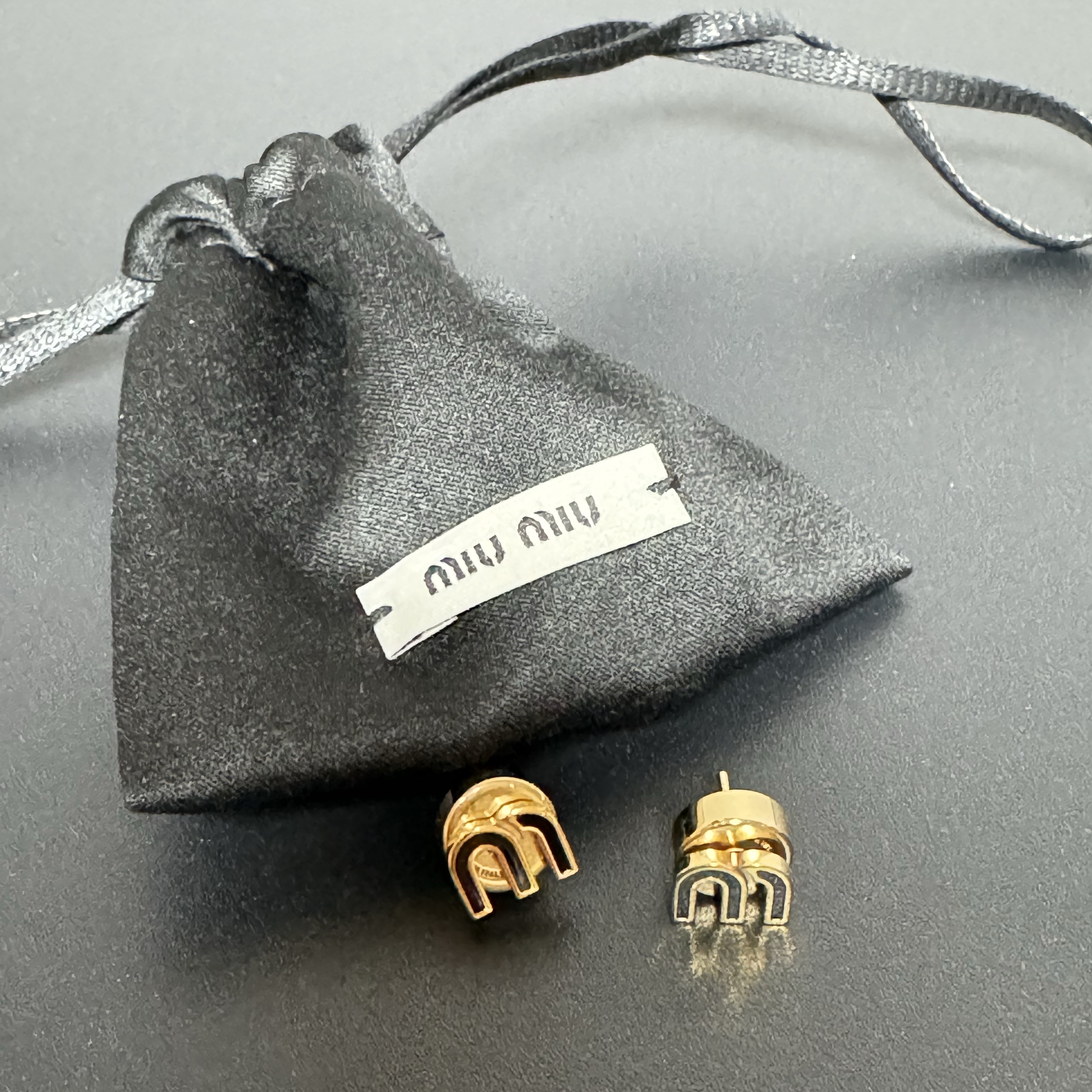 (W) Miu Miu Enameled Metal Earrings Black 착용 스타일