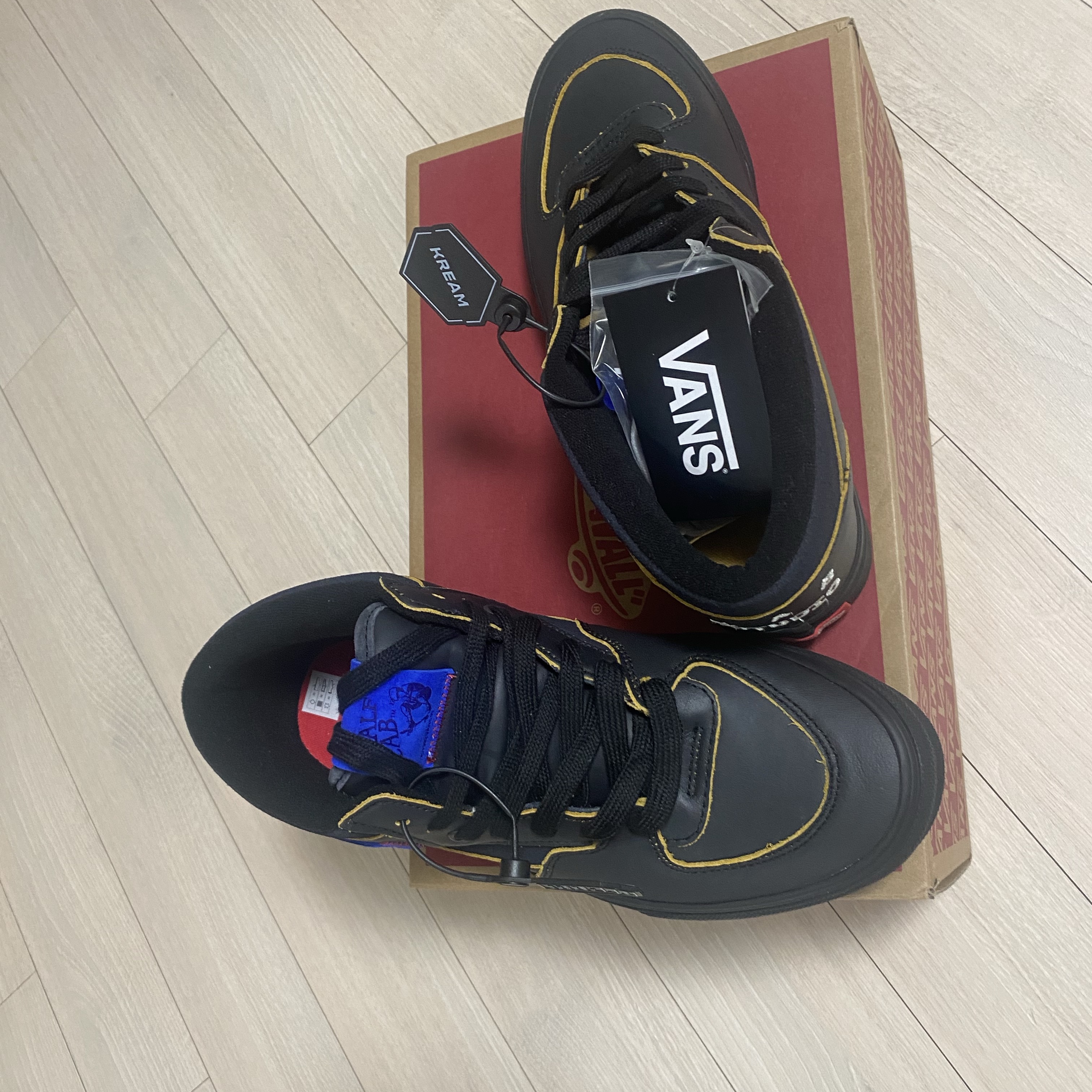 Vans x IAB Studio Half Cab Black Purple 착용 스타일 - 2