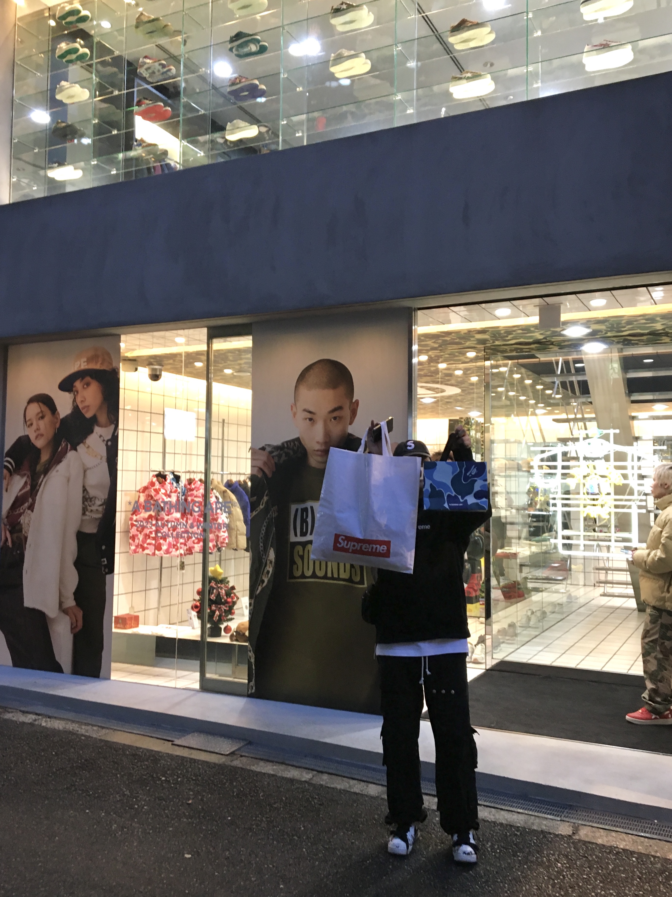 Supreme Box Logo Hooded Sweatshirt Black - 21FW, Nike x Peaceminusone Air Force 1 Low Para-Noise 2.0 착용 스타일 - 3