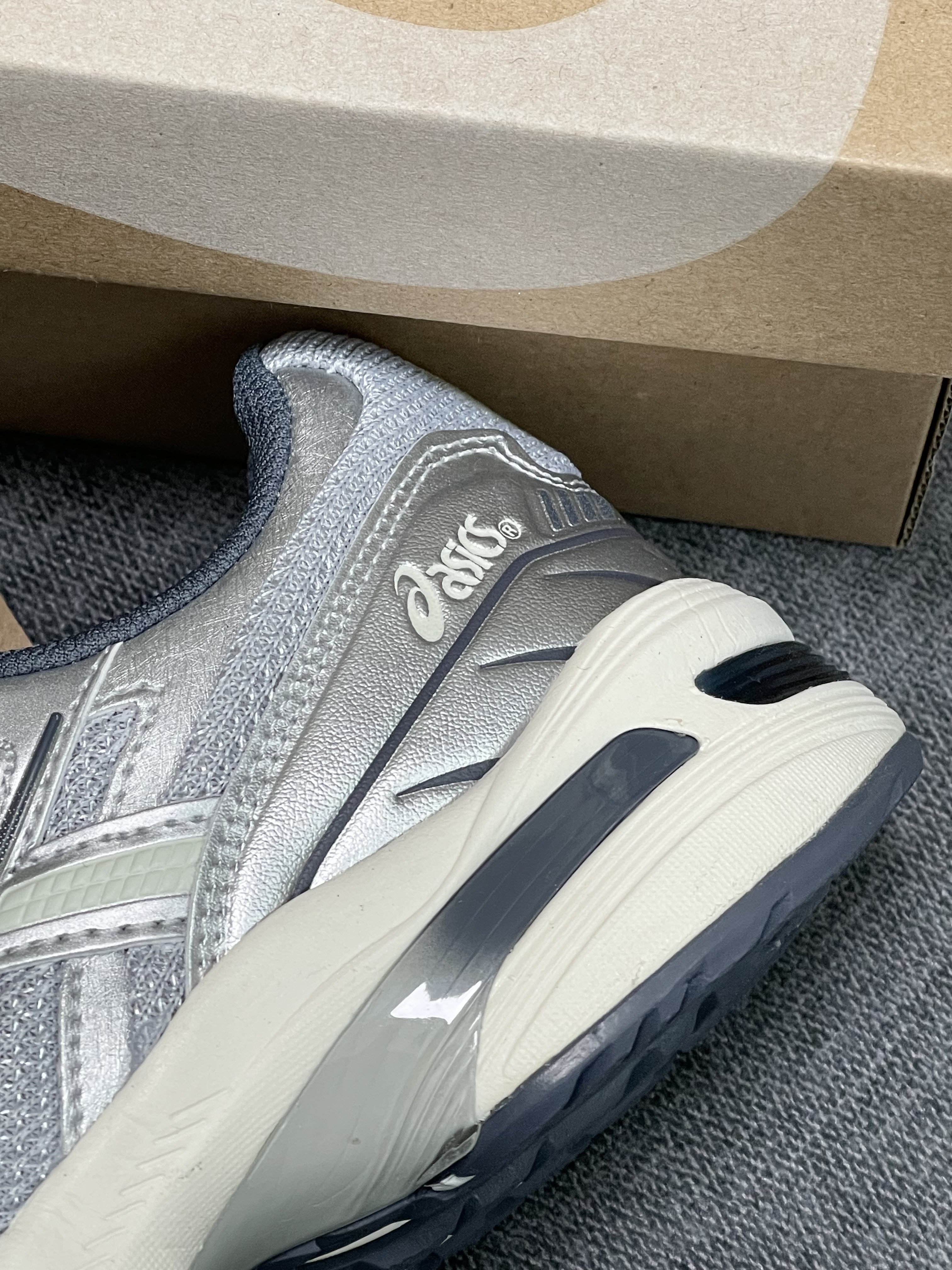 Asics Gel-1090 Piedmont Grey 착용 스타일 - 3
