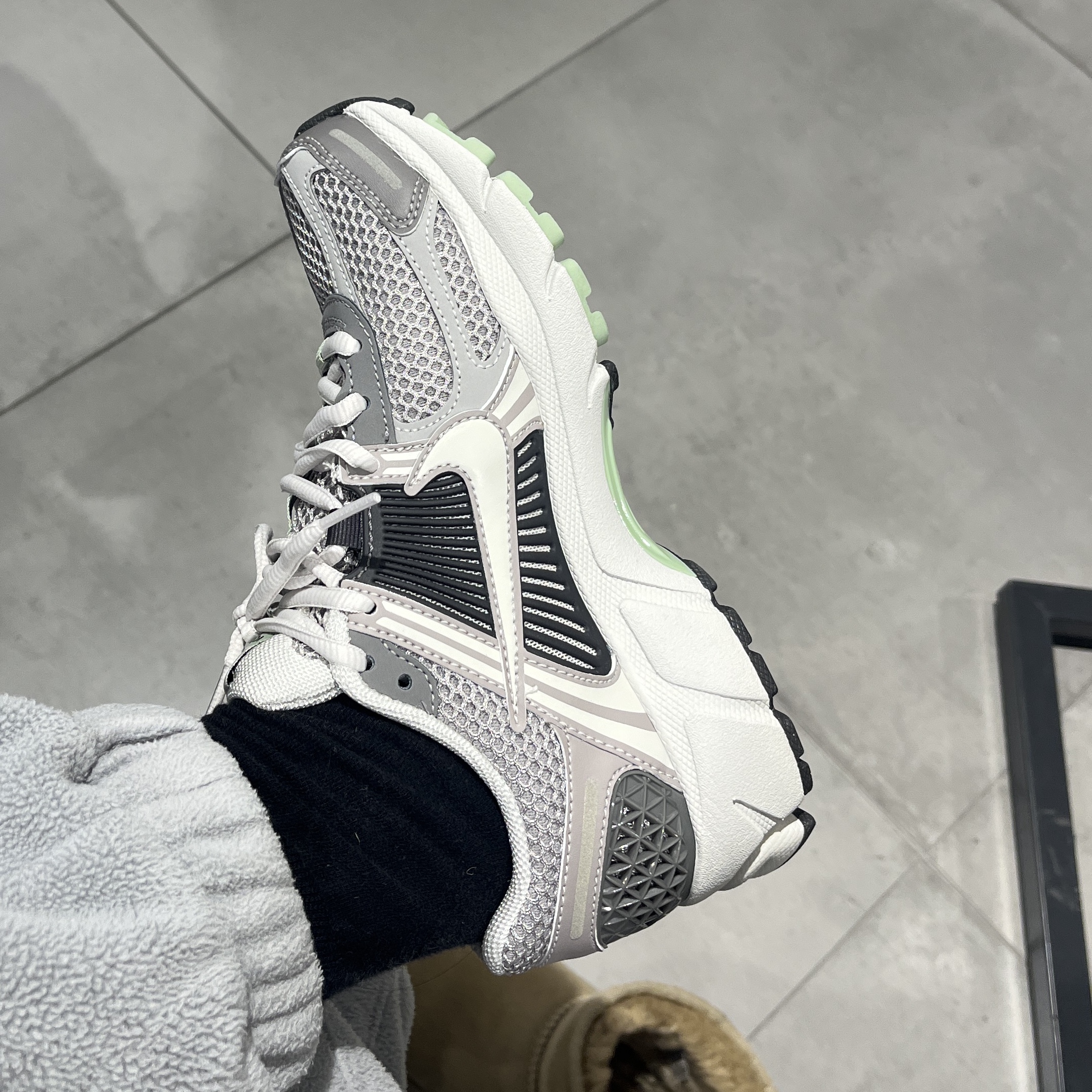 (W) Nike Zoom Vomero 5 Cobblestone and Flat Pewter 착용 스타일