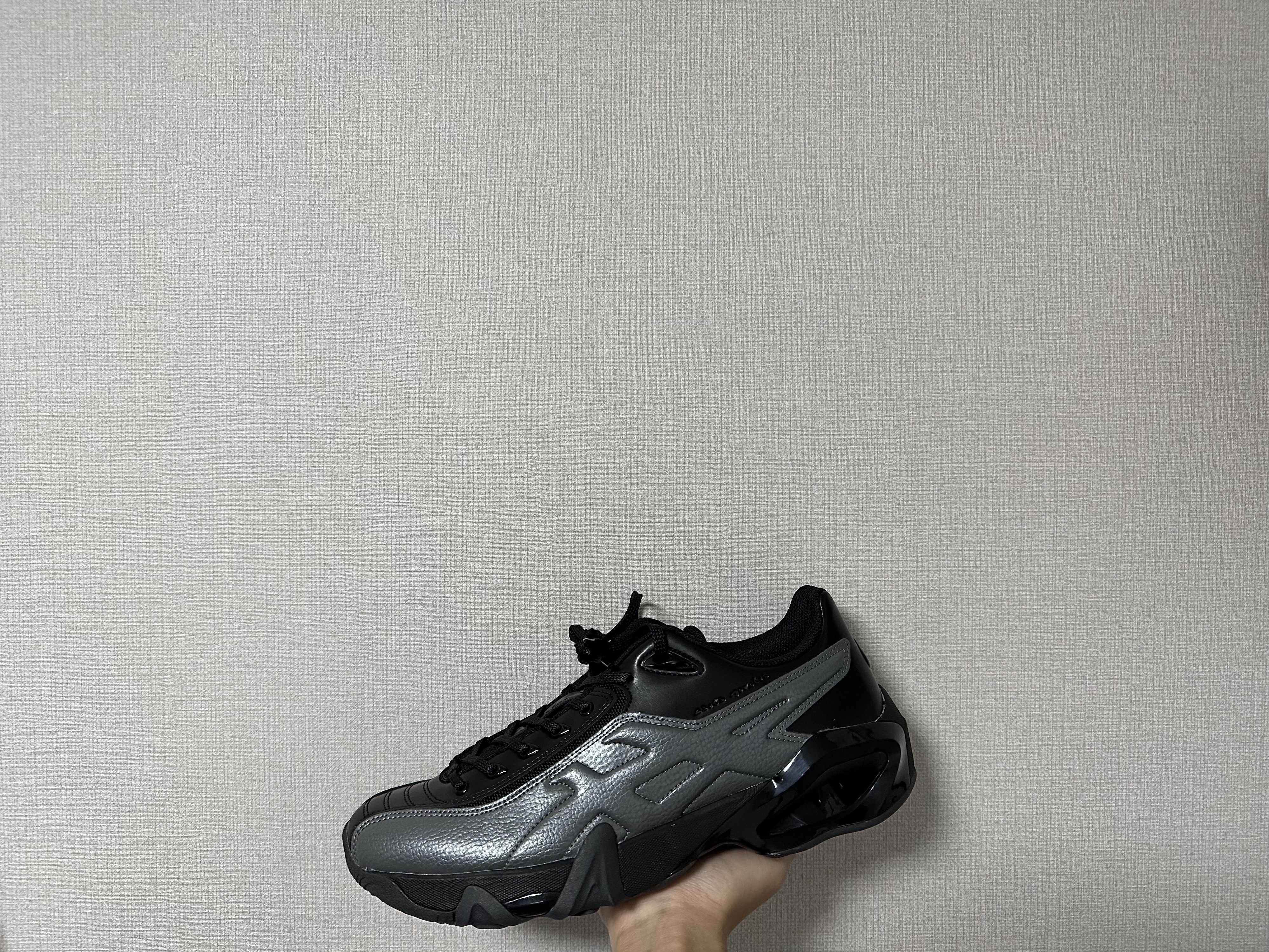 Asics x Kiko Kostadinov Novalis Gel-Teremoa Obsidian Black Smoke Shadow 착용 스타일 - 2