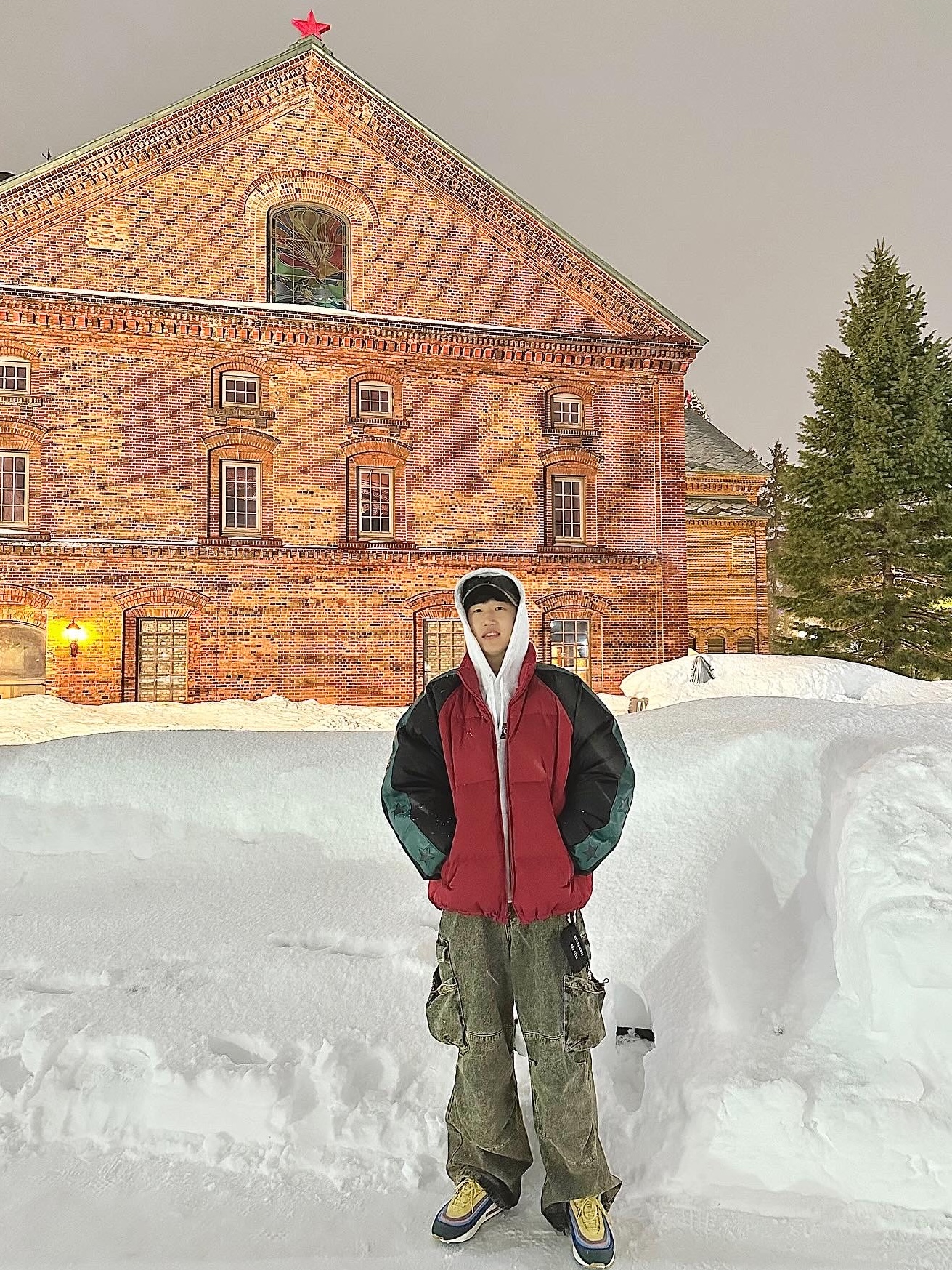 Supreme Star Sleeve Down Puffer Jacket Red - 23FW, Nike x Sean Wotherspoon Air Max 1/97 착용 스타일 - 1