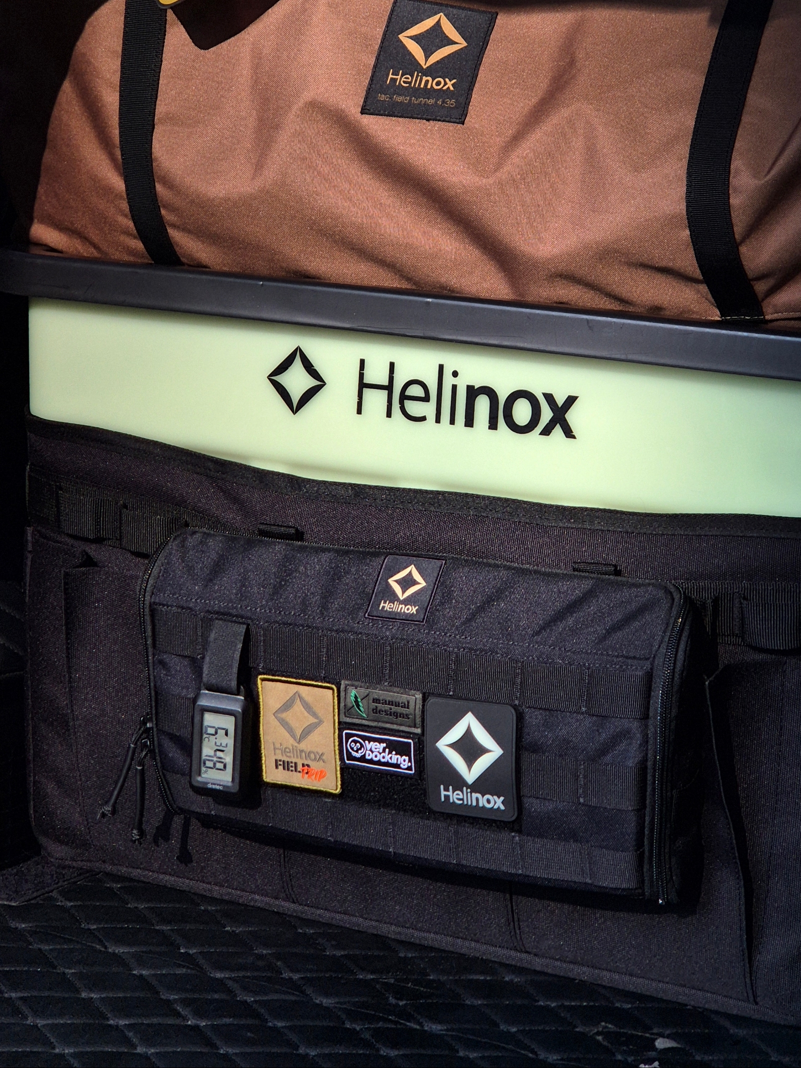 Helinox x Thor Glow Edition 75L Container Glow Green, Helinox Tactical Field Tunnel 4.35 Coyote Tan 착용 스타일