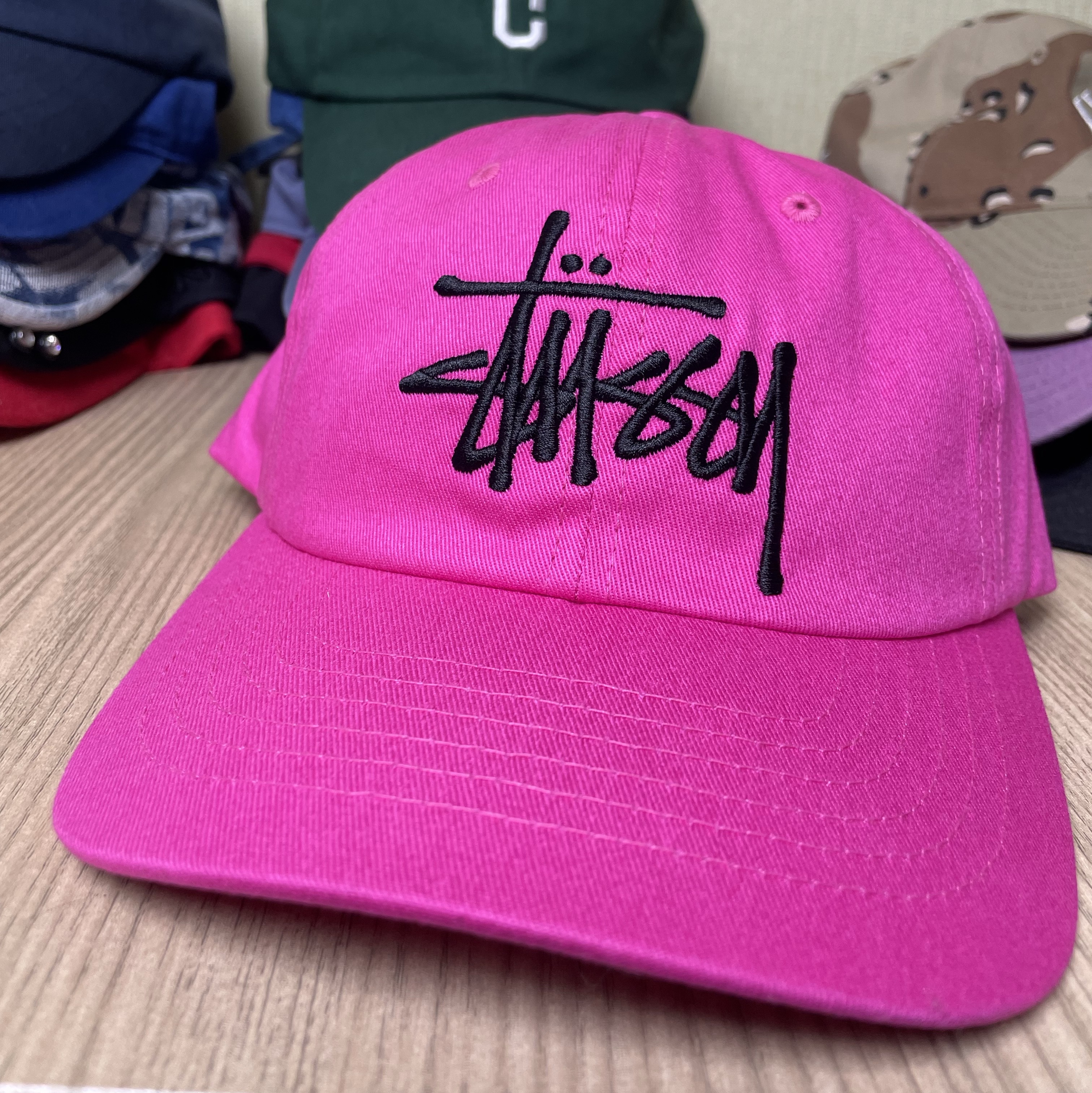 Stussy Low Profile Big Basic Snapback Pink, Supreme Fat Tip Jacquard Denim Camp Cap Blue - 22SS 착용 스타일 - 1