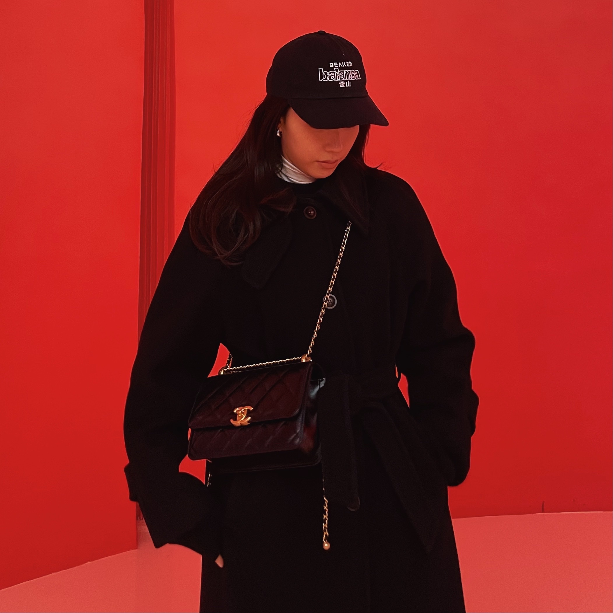 Chanel Small Flap Bag Calfskin & Gold Black 착용 스타일 - 3