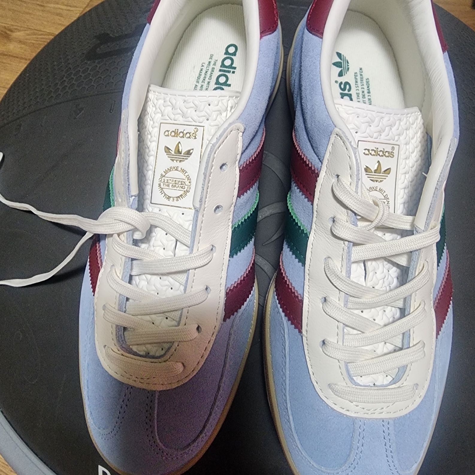 Adidas Gazelle Indoor Blue Dawn Collegiate Burgundy 착용 스타일