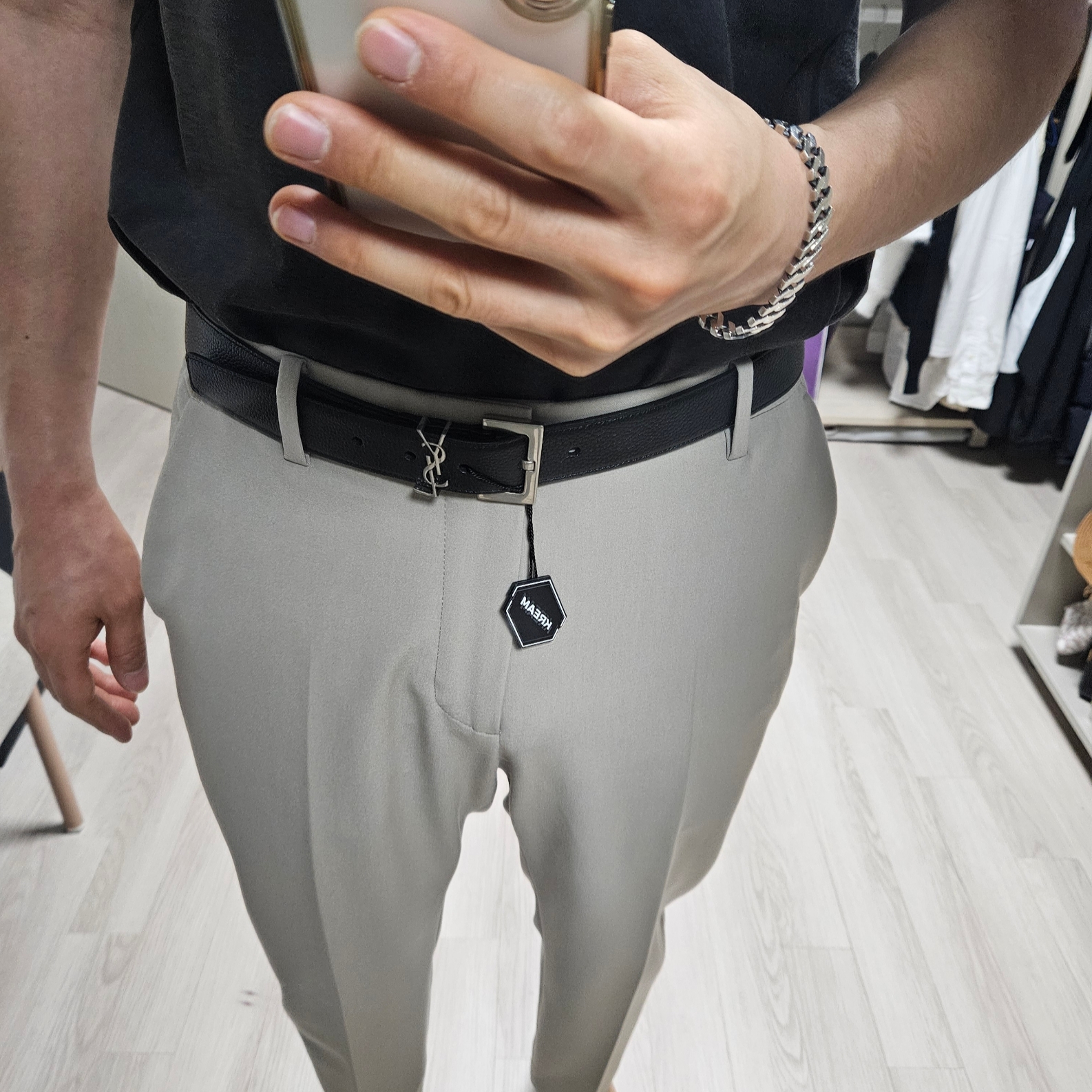 Saint Laurent Grained Leather Silver Monogram Belt Black 착용 스타일 - 1
