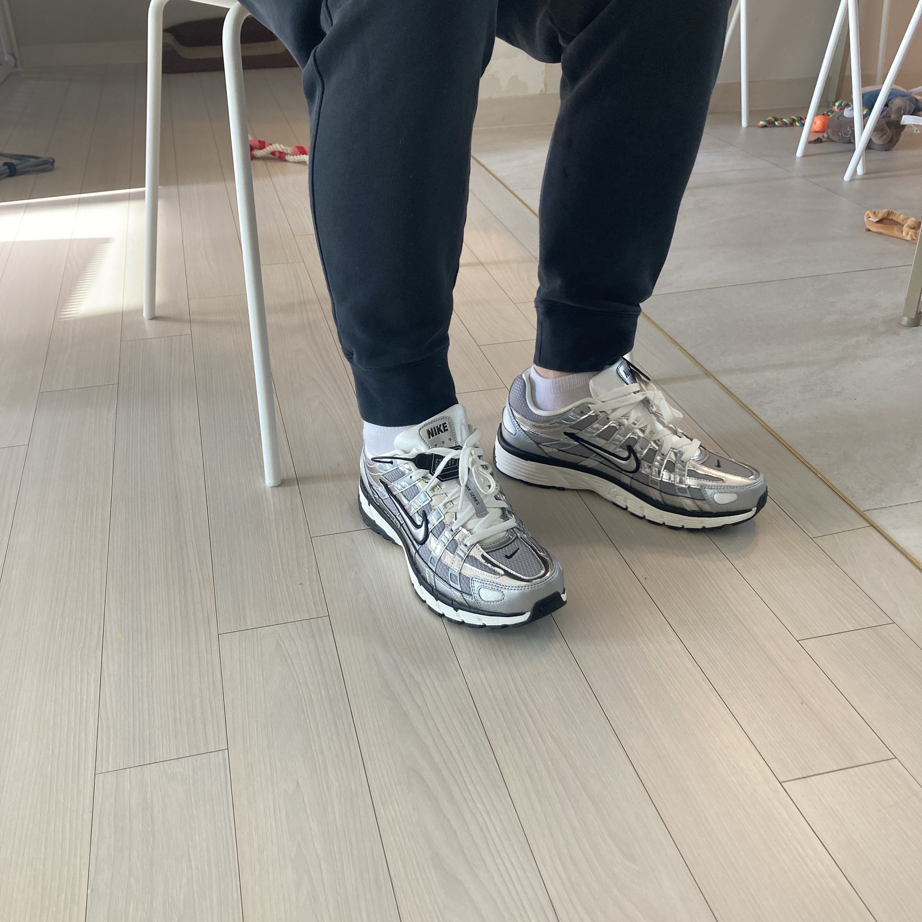 Nike P-6000 Metallic Silver 착용 스타일 - 3