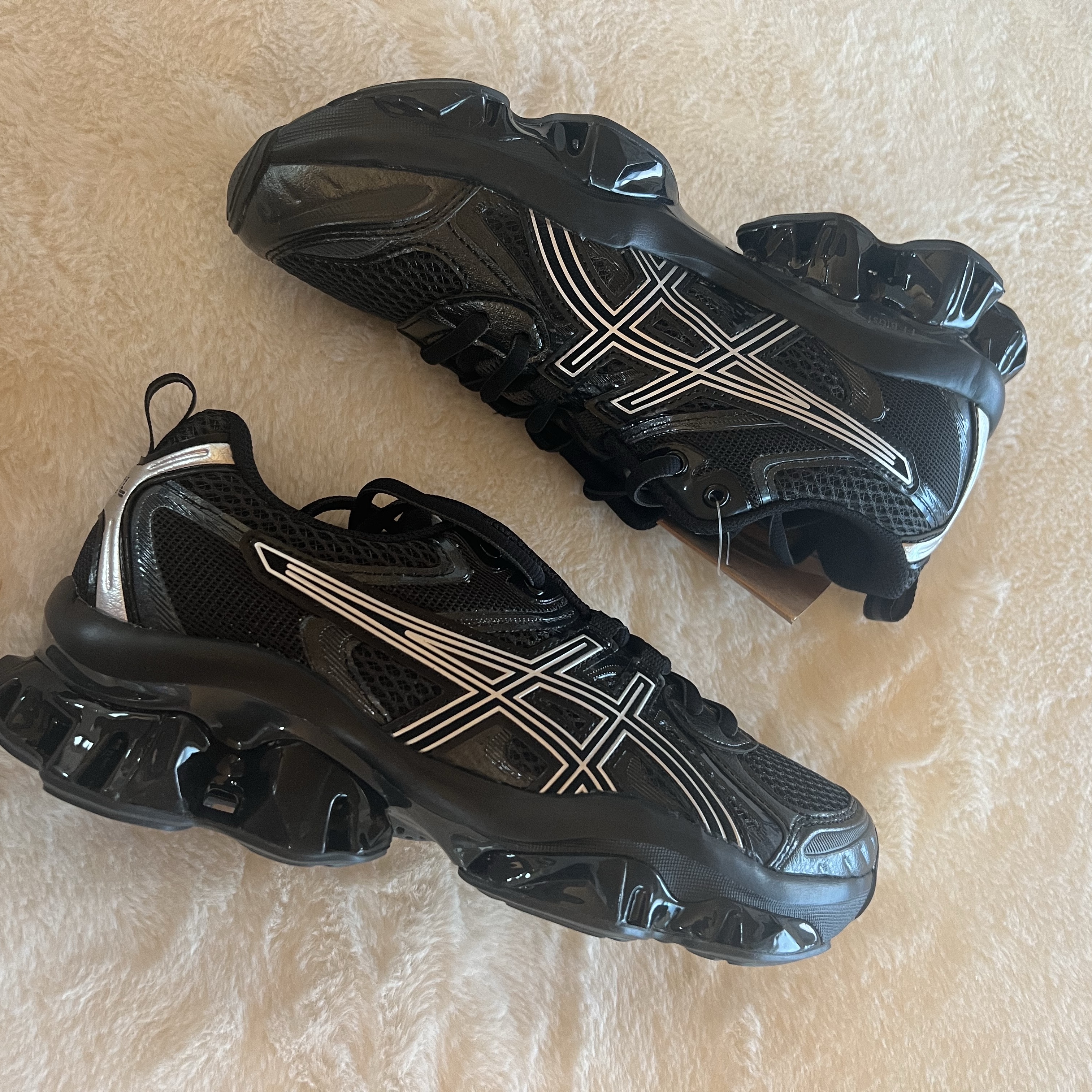 Asics Gel-Quantum Kinetic Graphite Grey Black 착용 스타일