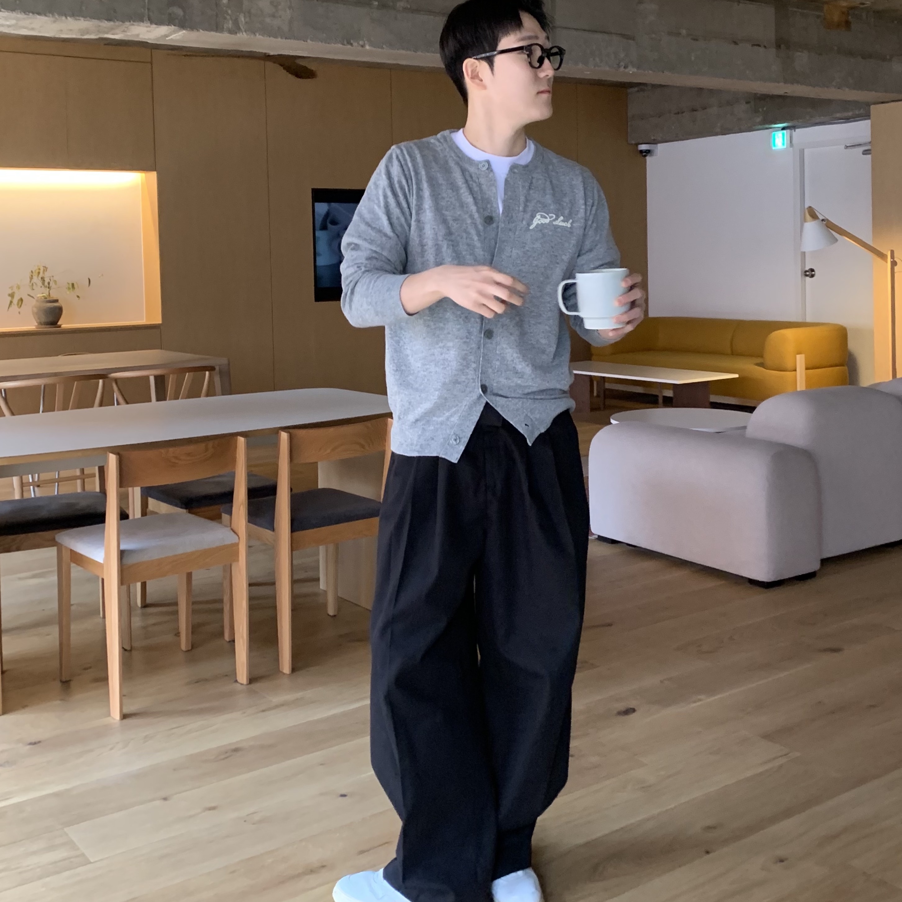 Autry Medalist Low Leather Sneakers White 착용 스타일 - 1