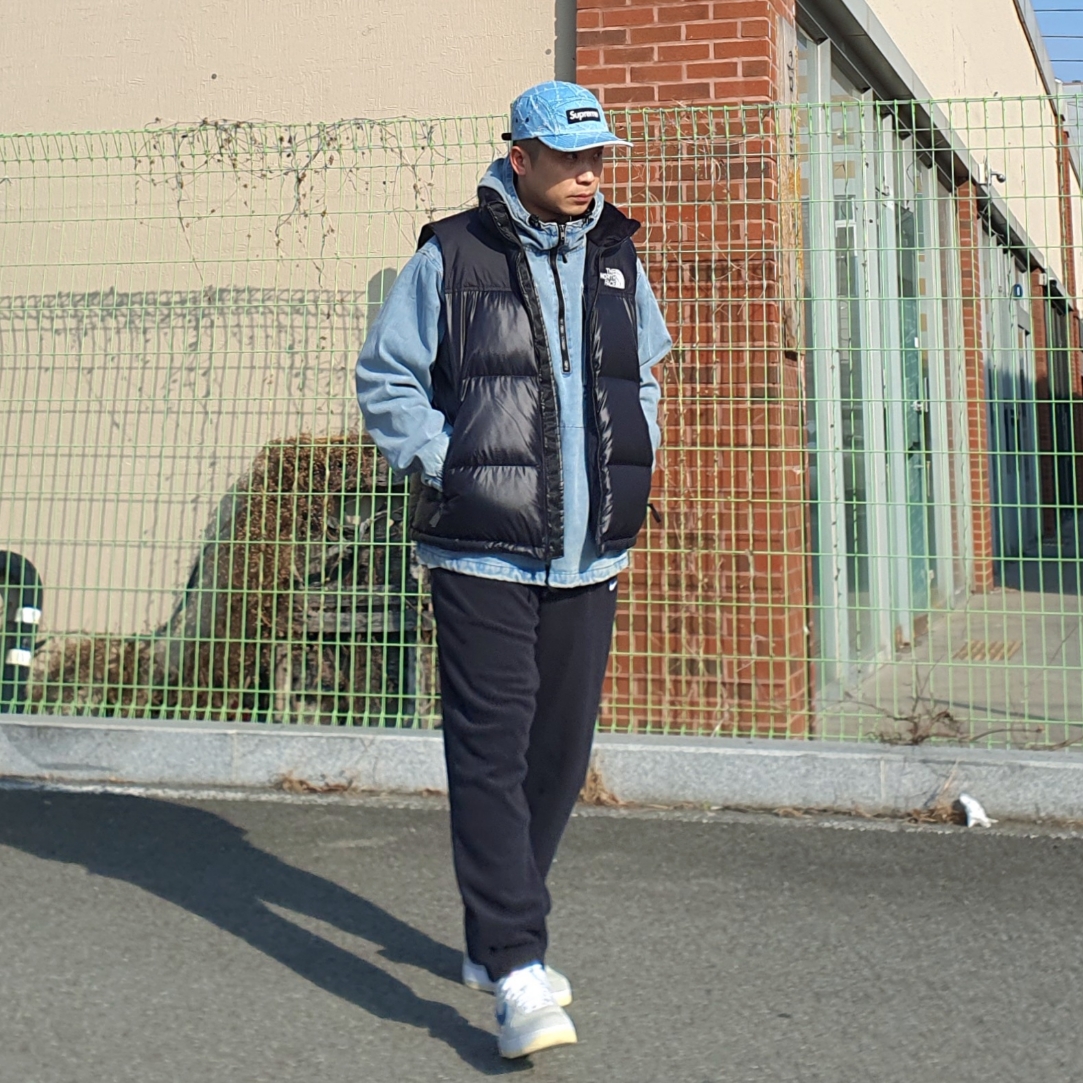 Nike x Undefeated Air Force 1 Low SP 5 On It, The North Face Nuptse Hybrid Down Ball Vest Black 착용 스타일