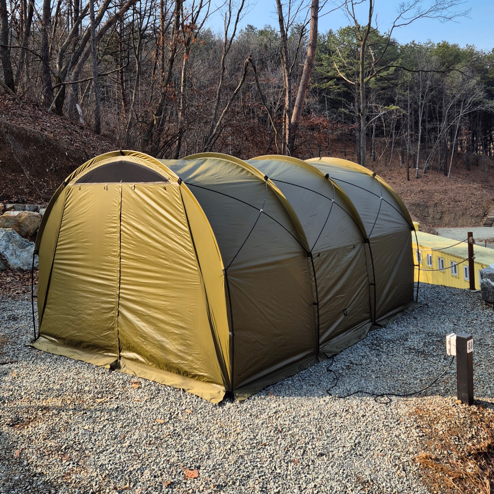 Helinox Tactical Field Tunnel 4.35 Coyote Tan 착용 스타일 - 1