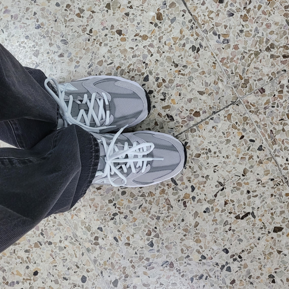 New Balance 530 Grey 착용 스타일