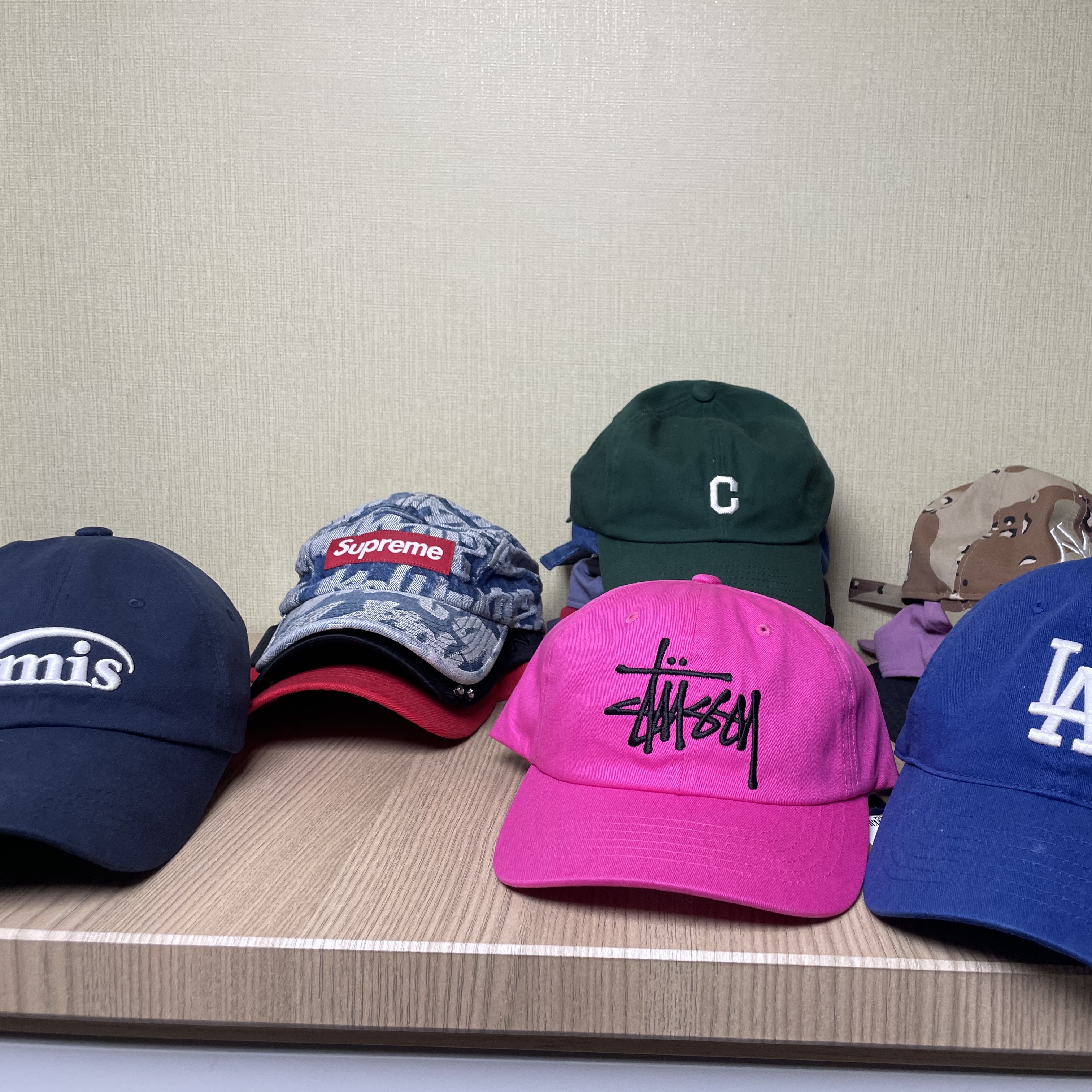 Stussy Low Profile Big Basic Snapback Pink, Supreme Fat Tip Jacquard Denim Camp Cap Blue - 22SS 착용 스타일 - 2