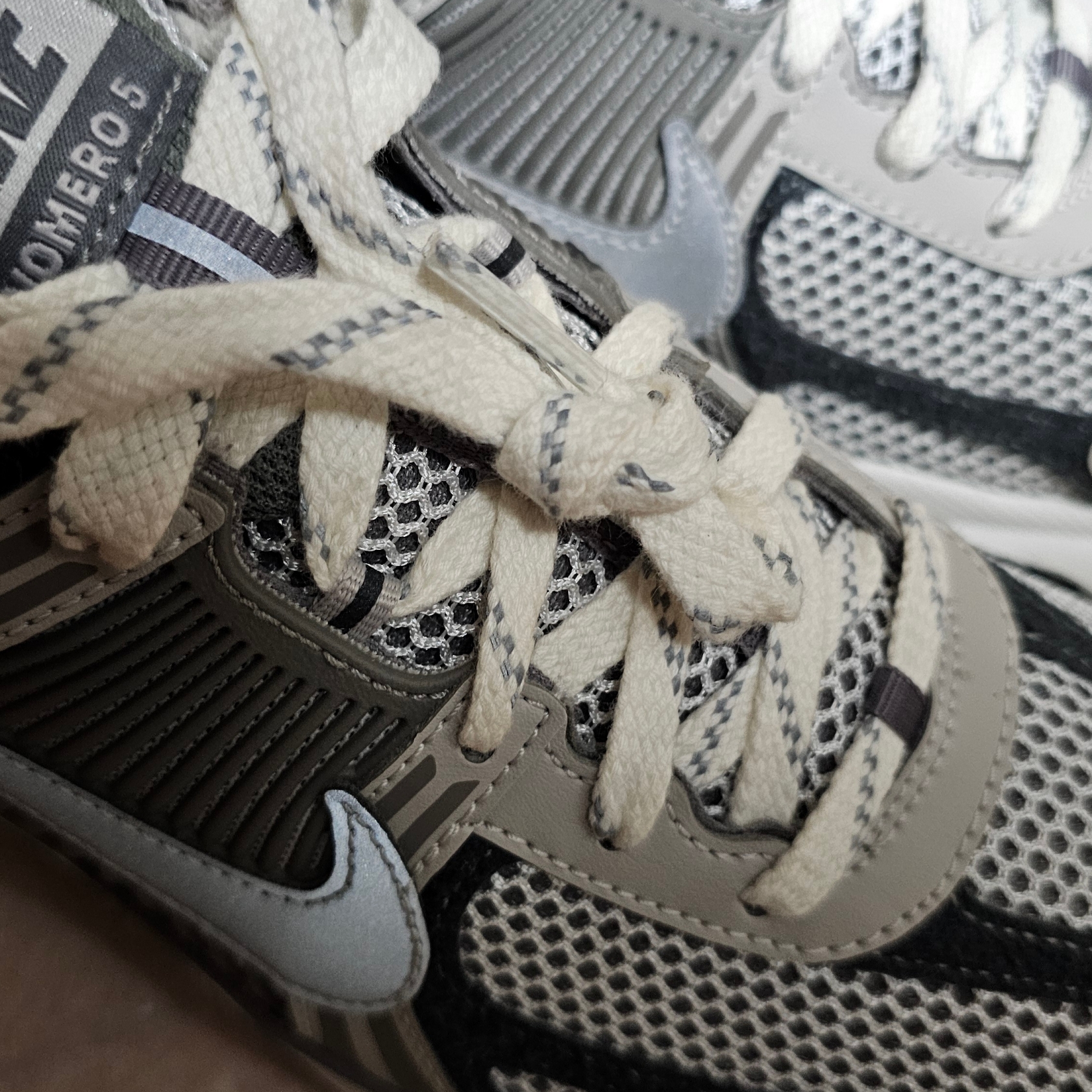 Nike Zoom Vomero 5 PRM Light Iron Ore and Flat Fewter 착용 스타일