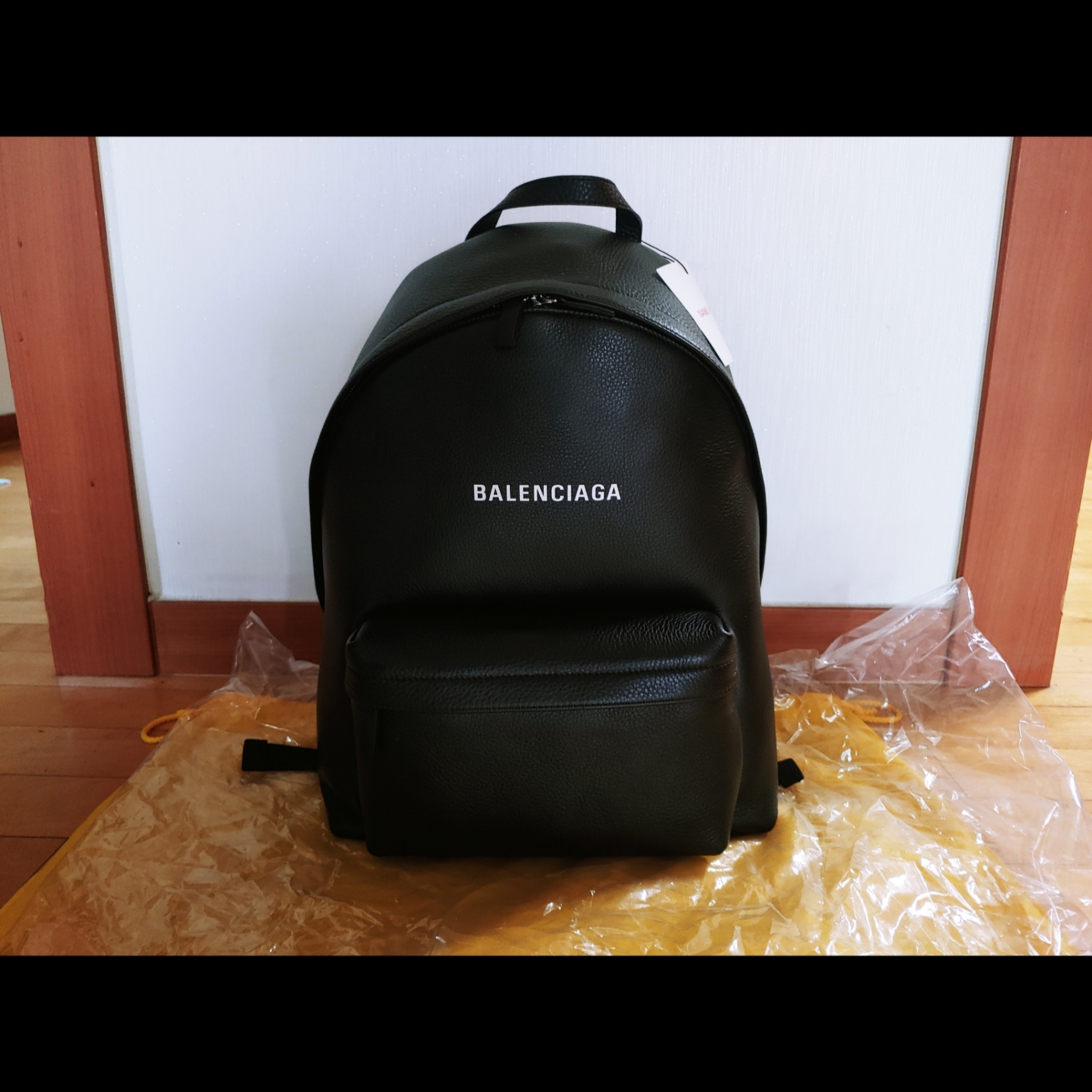 Balenciaga Smooth Calfskin Everyday Logo Backpack Black 착용 스타일