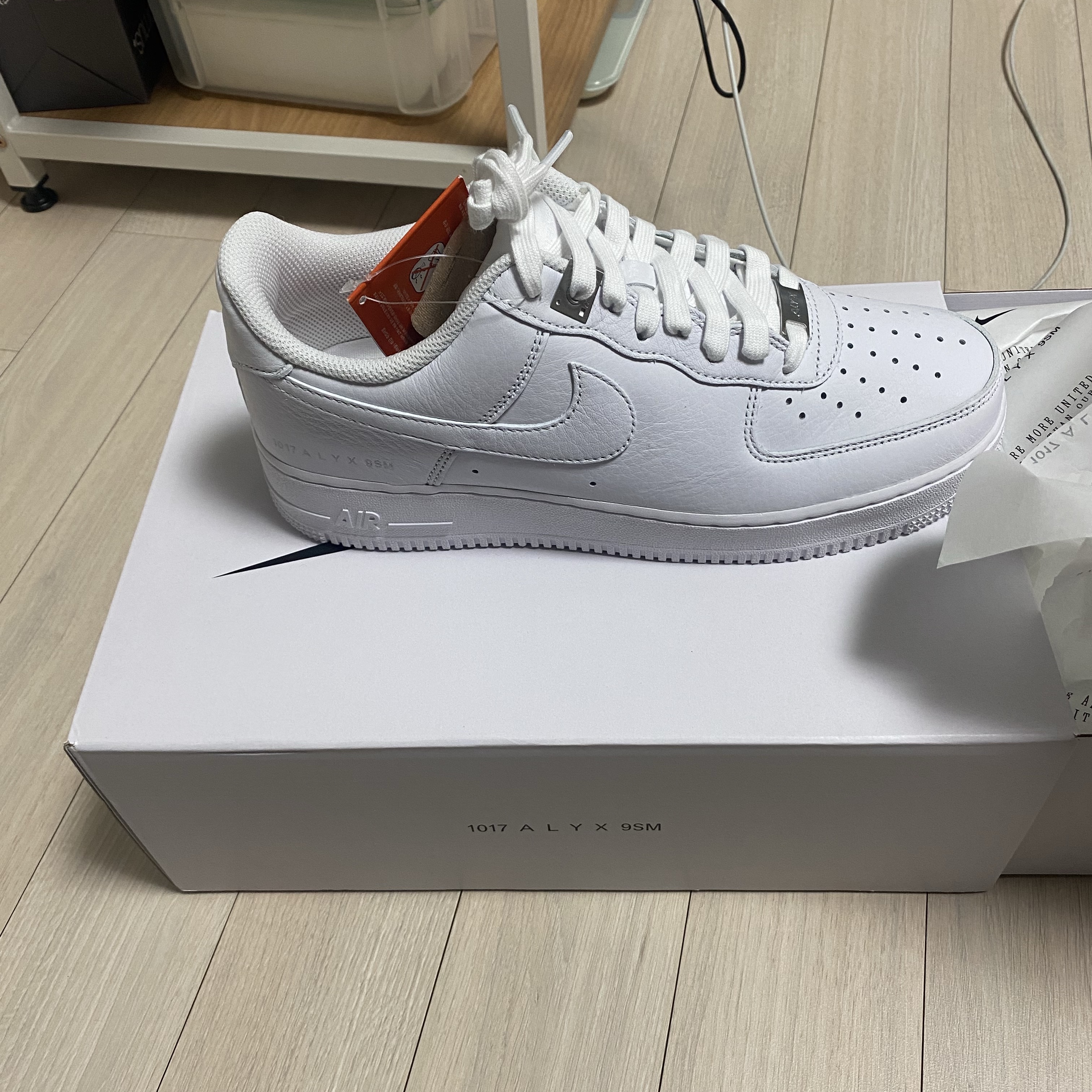 Nike x 1017 Alyx 9SM Air Force 1 Low SP White 착용 스타일 - 1