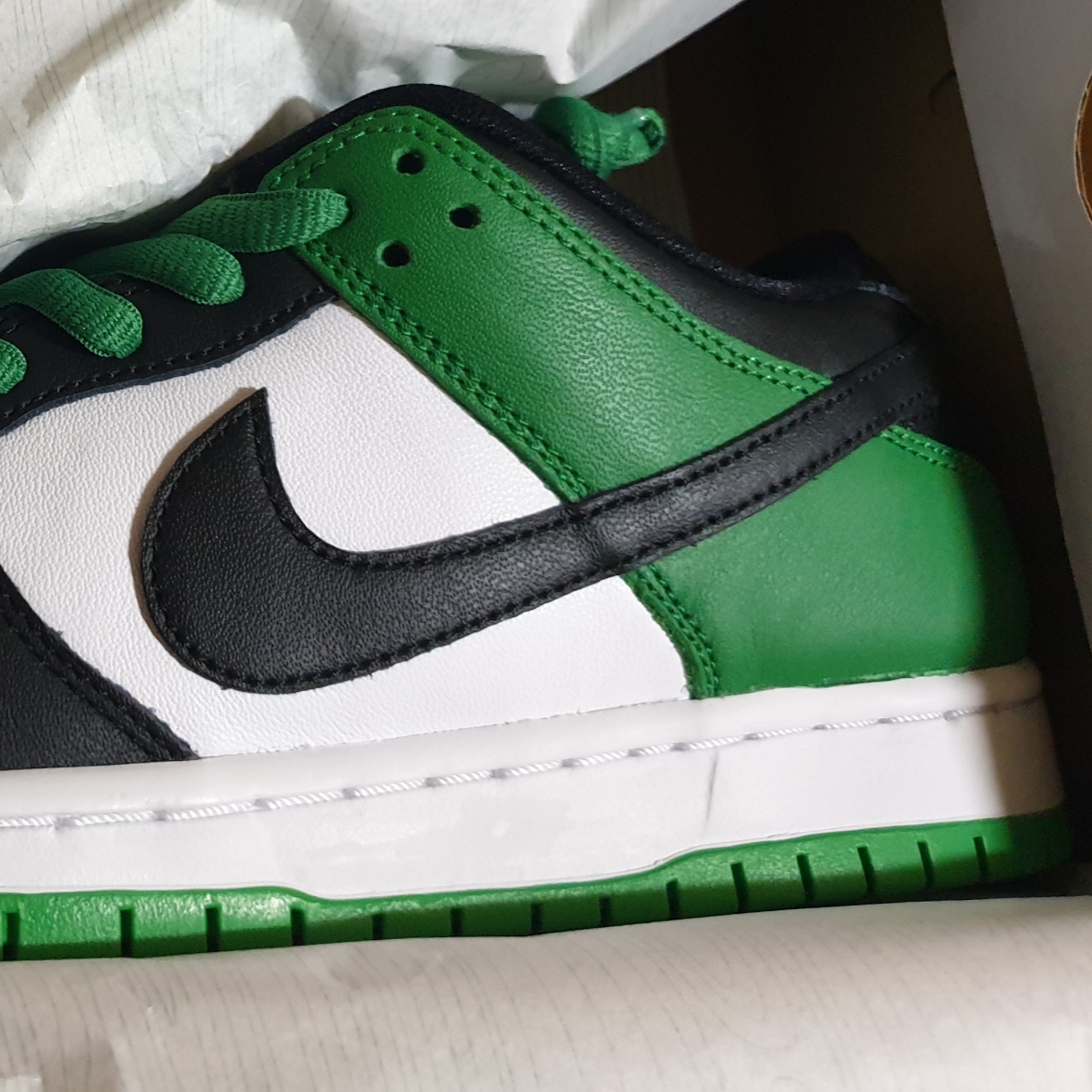 Nike SB Dunk Low Pro Black and Classic Green 착용 스타일