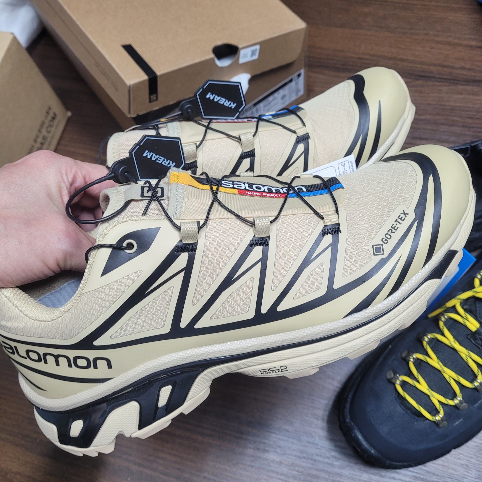 Salomon XT-6 GTX Safari Black 착용 스타일 - 2