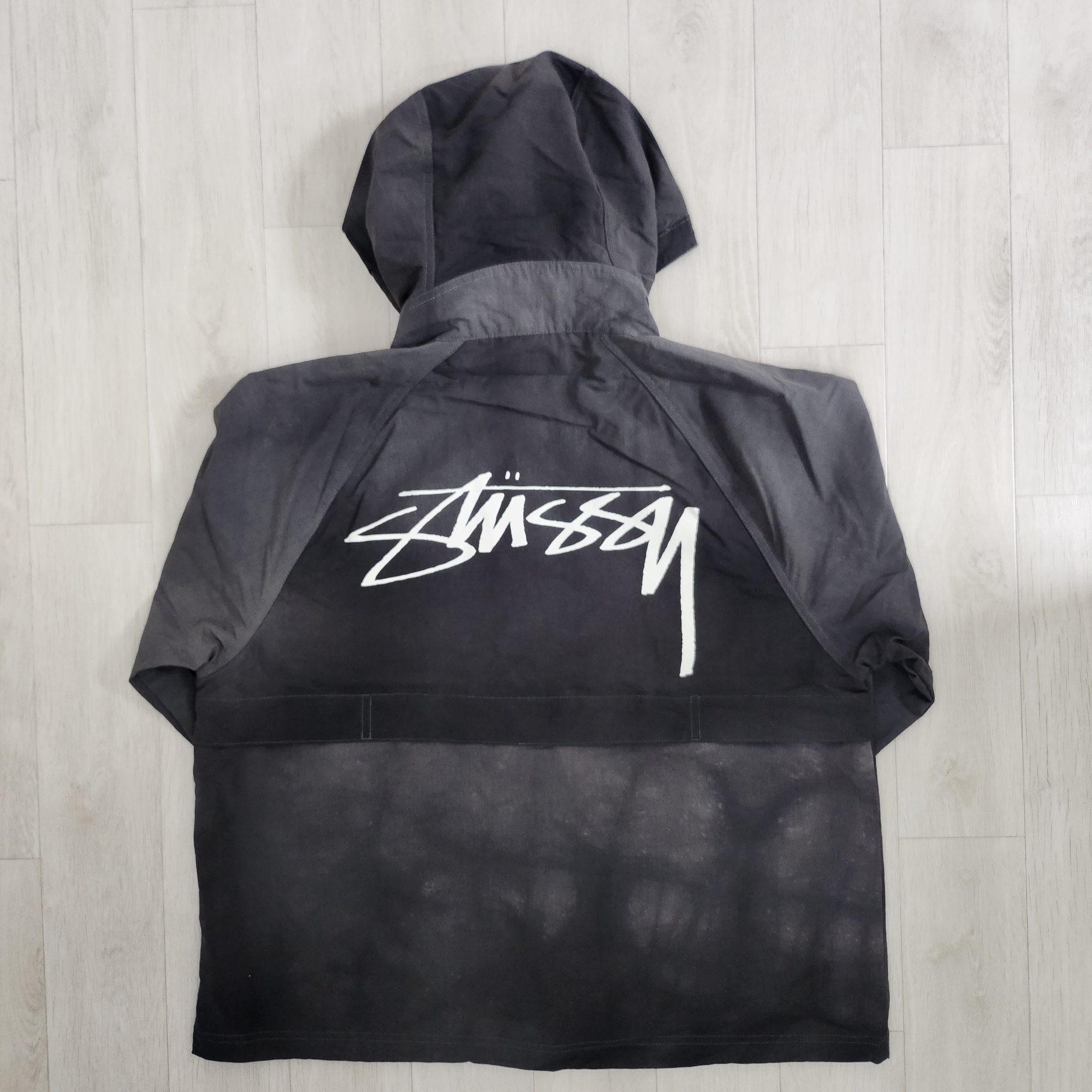 Stussy Wave Dye Beach Shell Jacket Black 착용 스타일 - 2