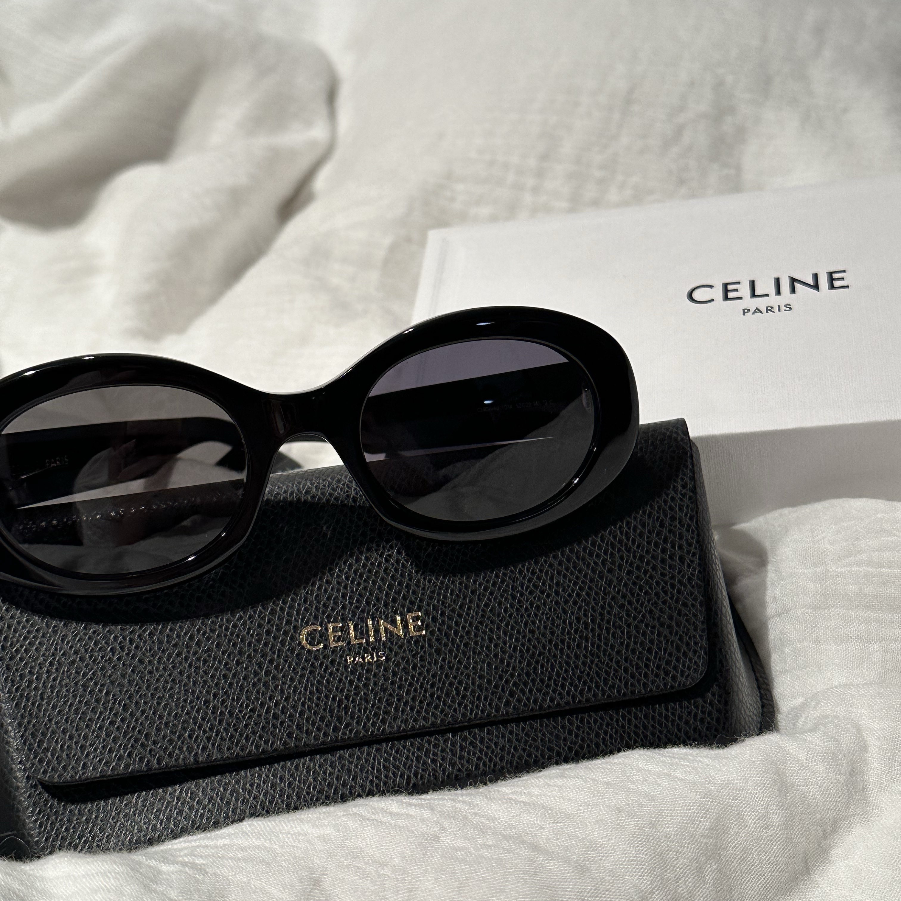 (W) Celine Triomphe 01 Sunglasses in Acetate Black 착용 스타일