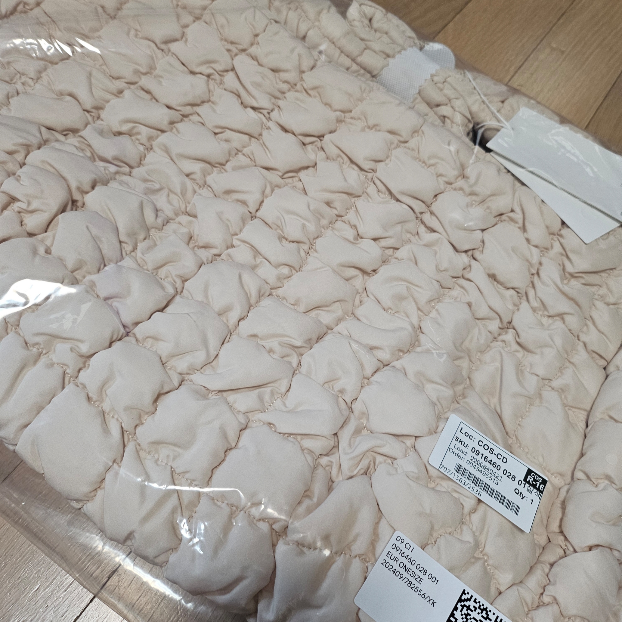 COS Quilted Oversized Shoulder Bag Off White Light Beige 착용 스타일