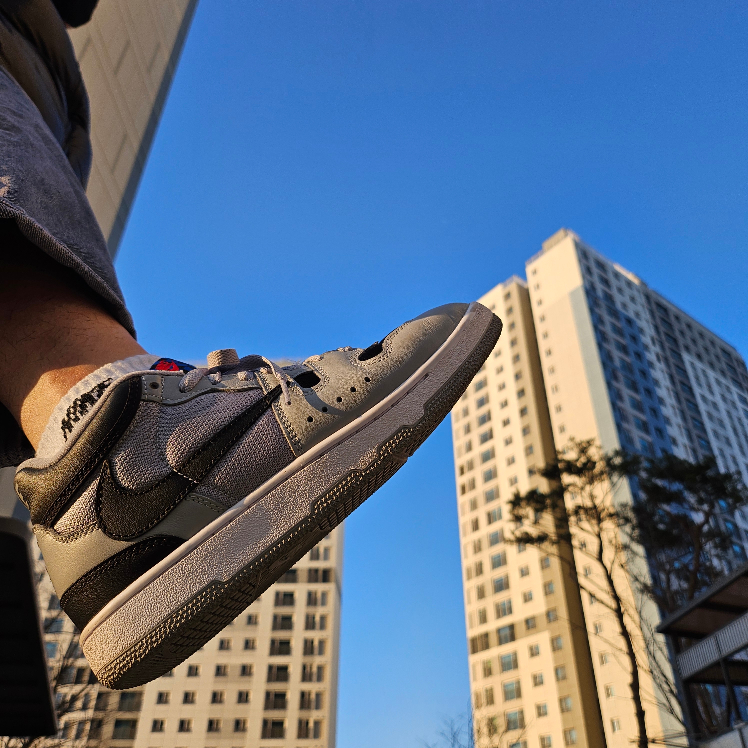 Nike x Travis Scott Mac Attack SP Light Smoke Grey 착용 스타일 - 1