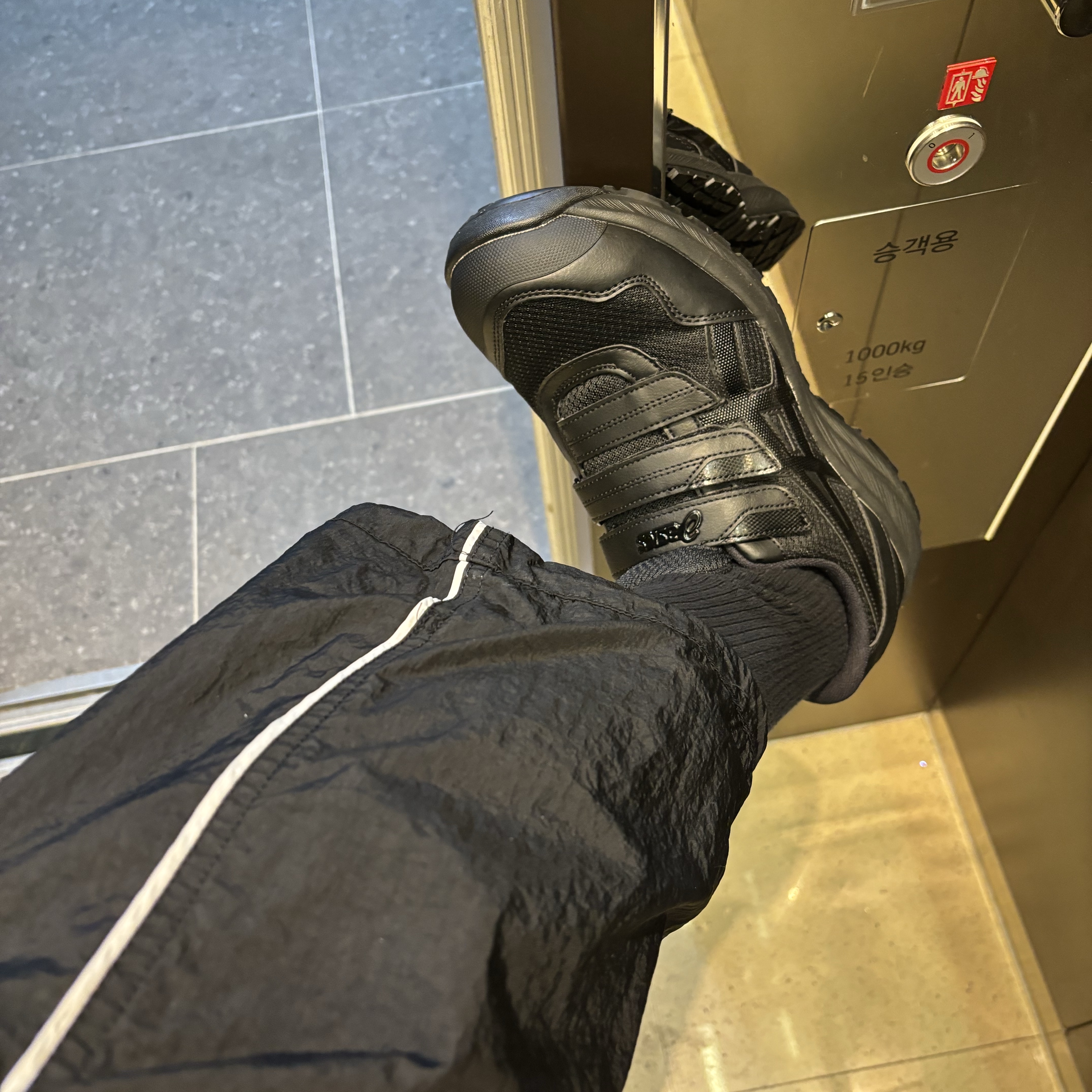 Asics Winjob CP215 Black 착용 스타일
