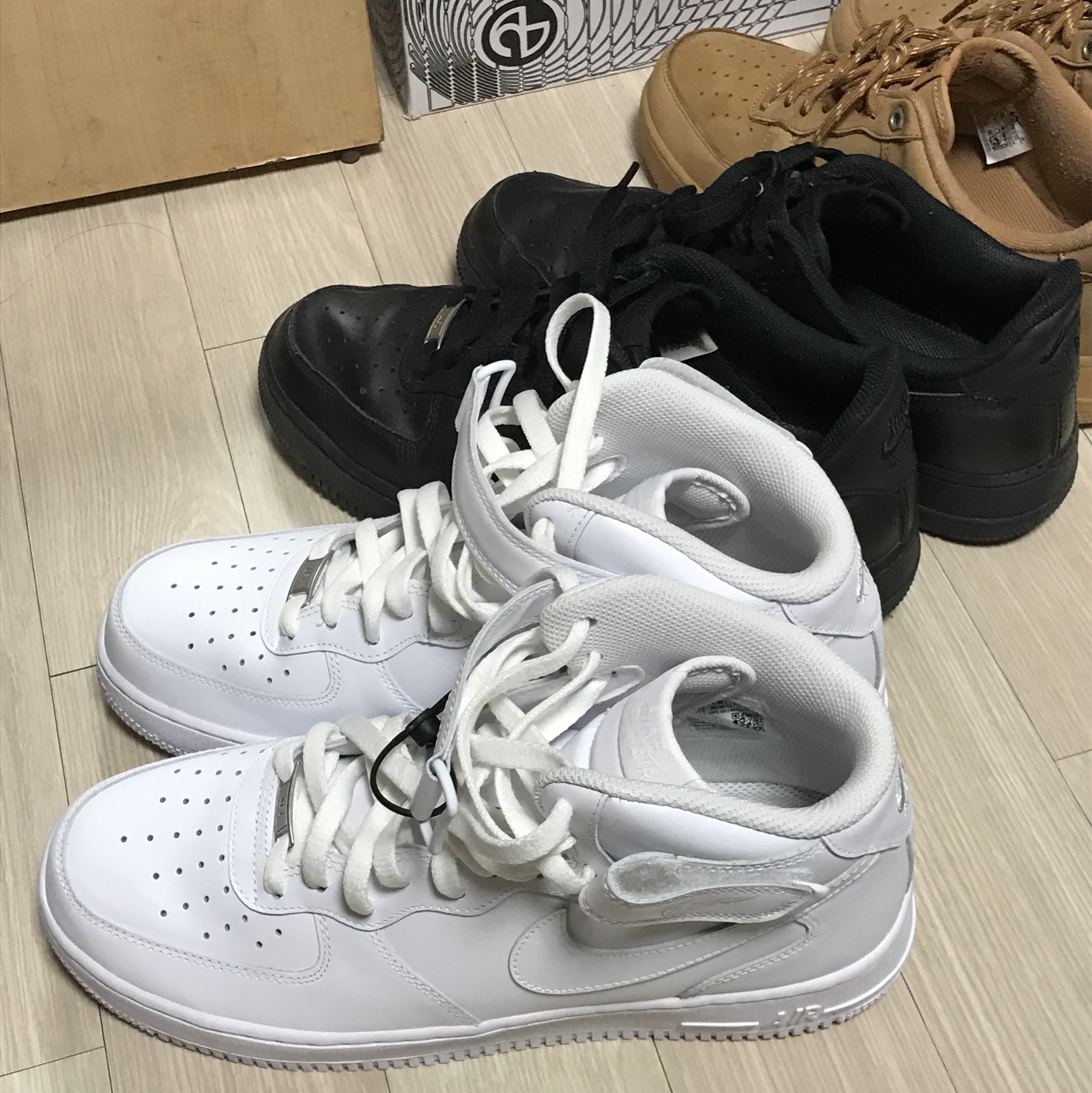 Nike Air Force 1 Mid '07 White, Nike Air Force 1 '07 Low Triple Black 착용 스타일 - 2