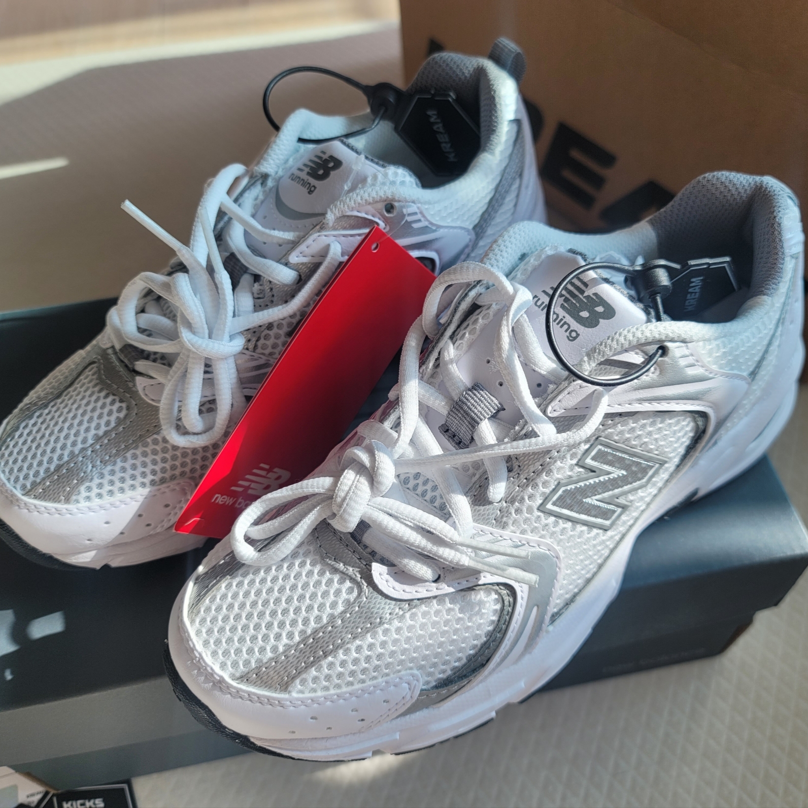 New Balance 530 White Silver 착용 스타일 - 7