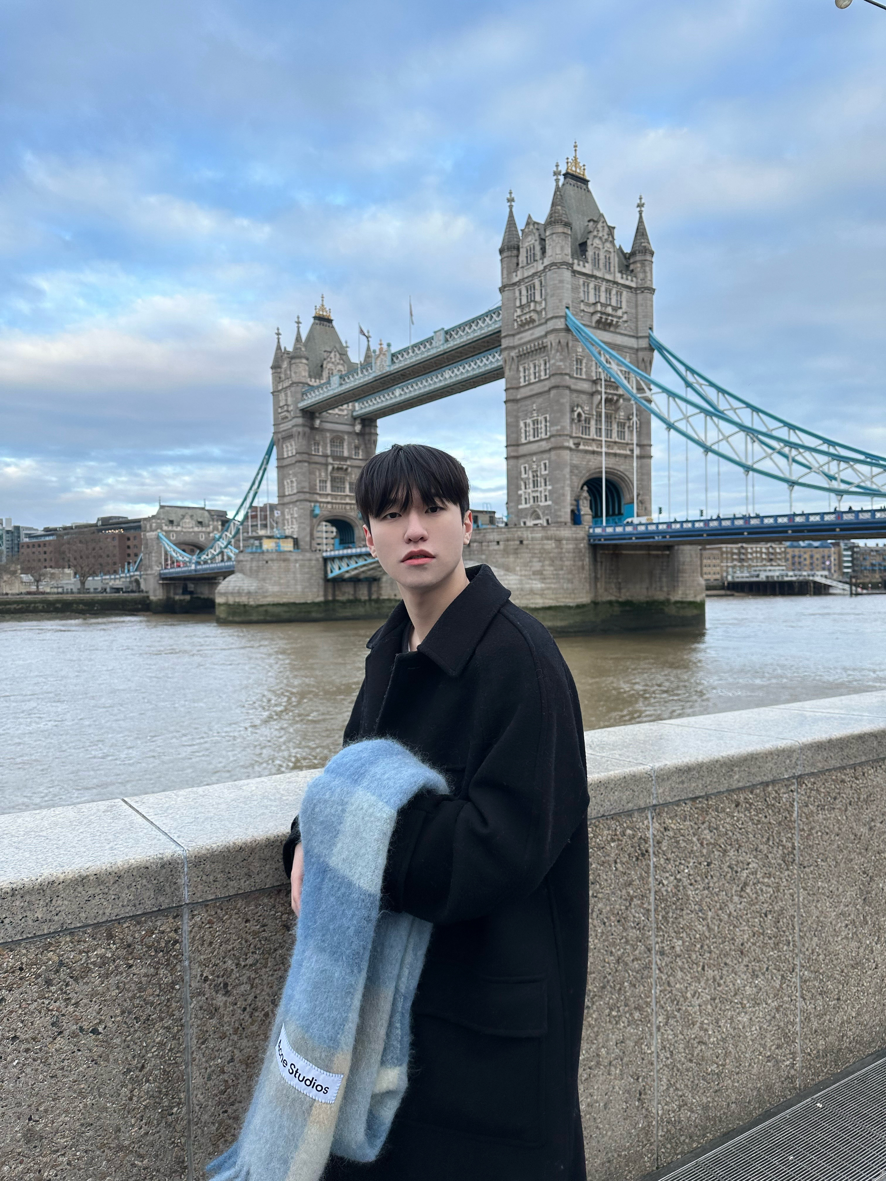 Acne Studios Mohair Check Muffler Pastel Blue Beige 착용 스타일