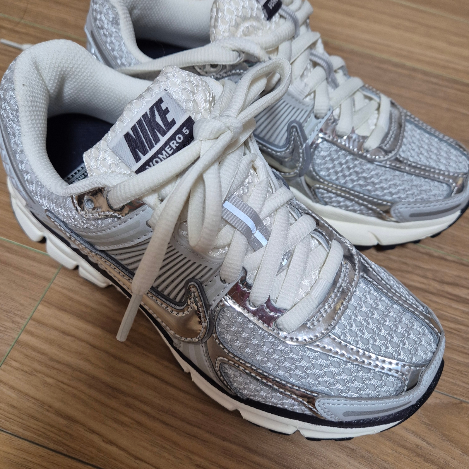 (W) Nike Zoom Vomero 5 Photon Dust and Metallic Silver 착용 스타일