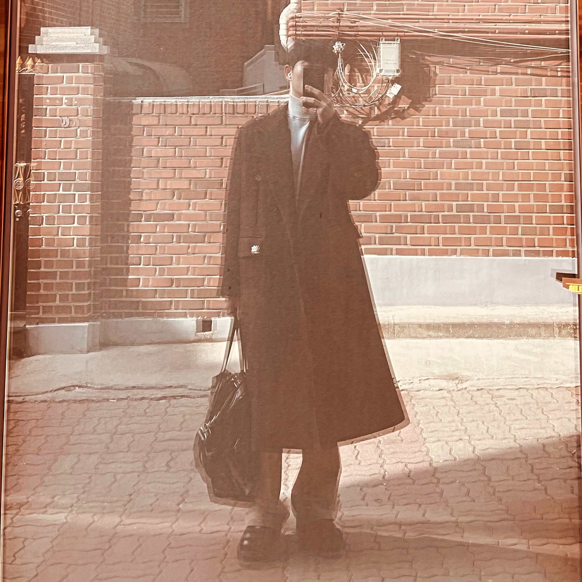 STU Dart Pocket Double Coat Brown 착용 스타일