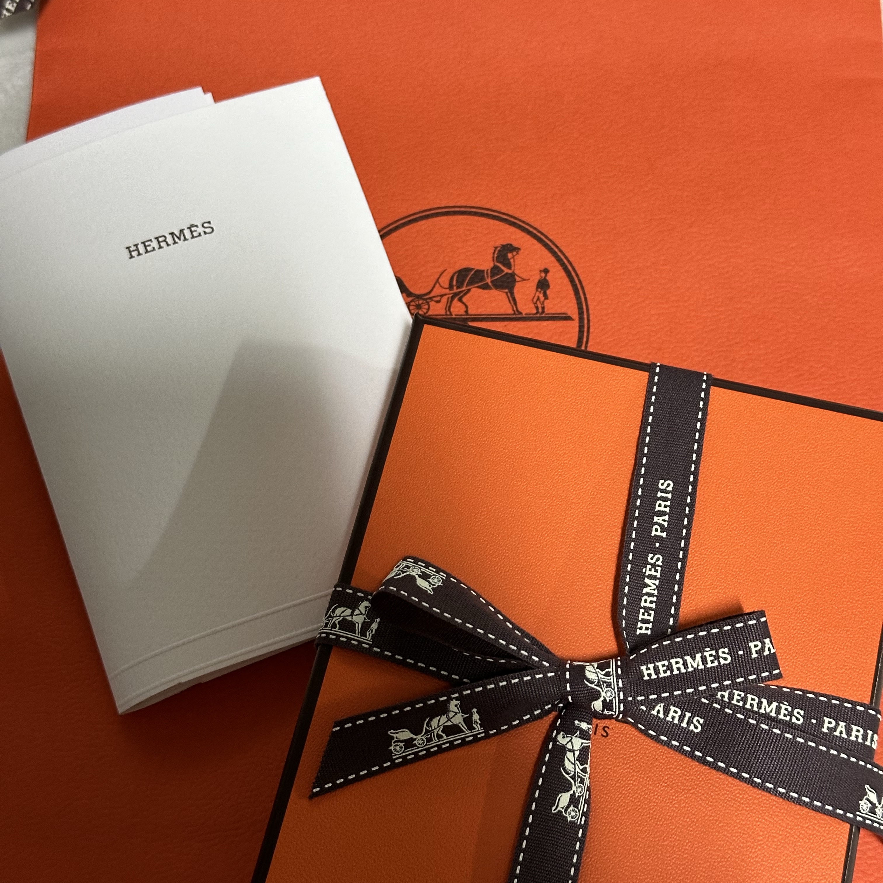 (W) Hermes Mini Pop H Pendant Rose Gold & Blanc 착용 스타일 - 1