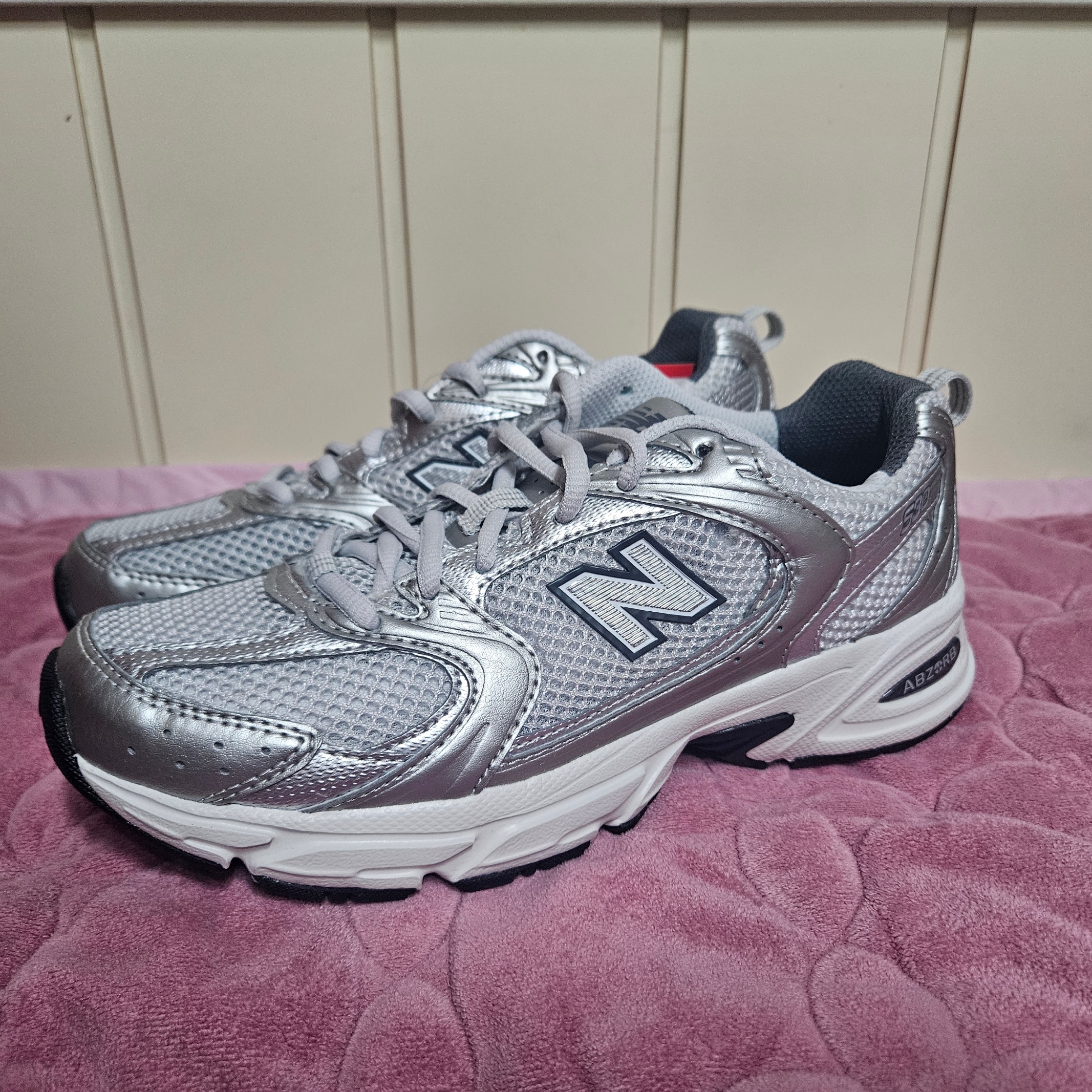 New Balance 530 Grey Matter Silver Metallic 착용 스타일