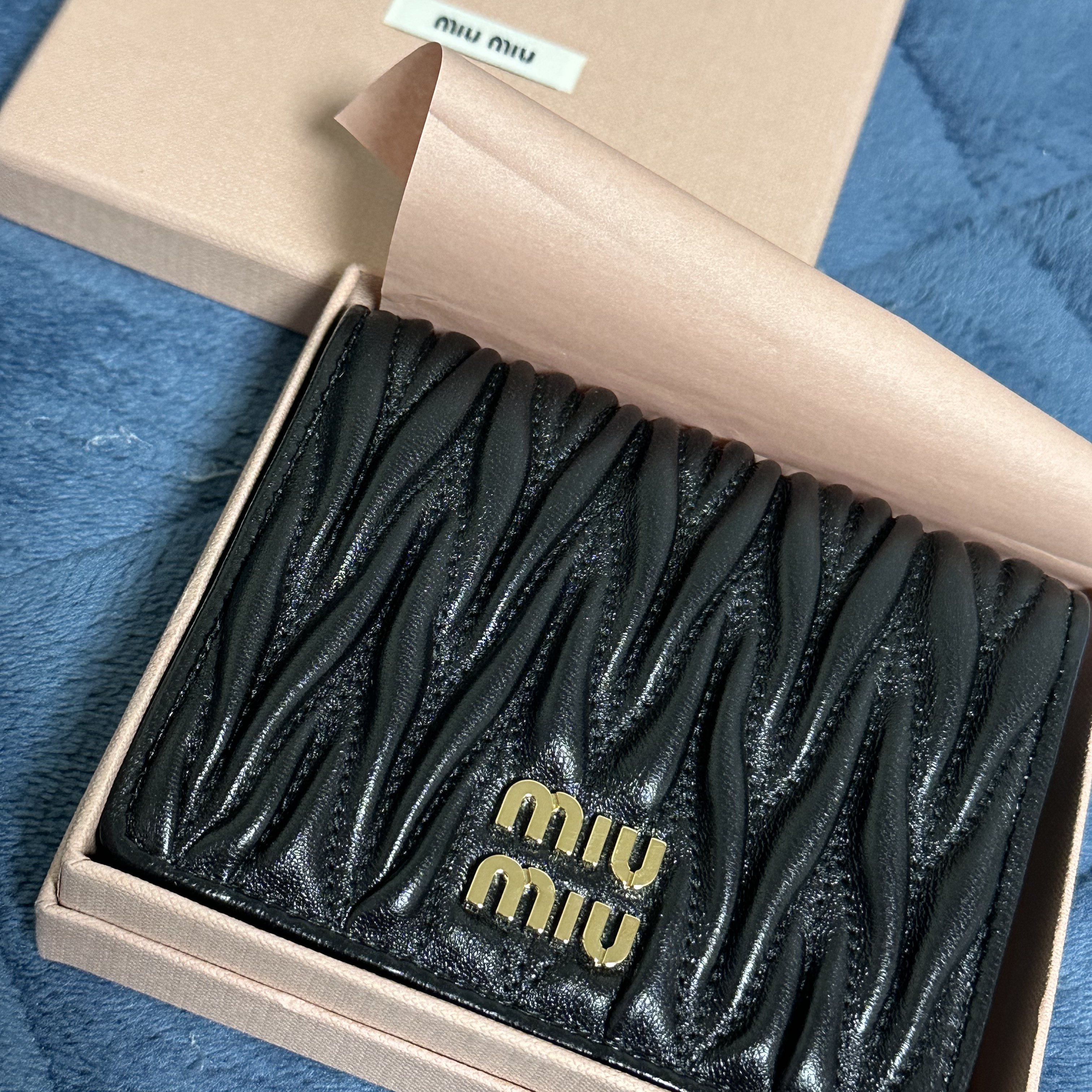 Miu Miu Matelasse Nappa Leather Wallet Black 착용 스타일