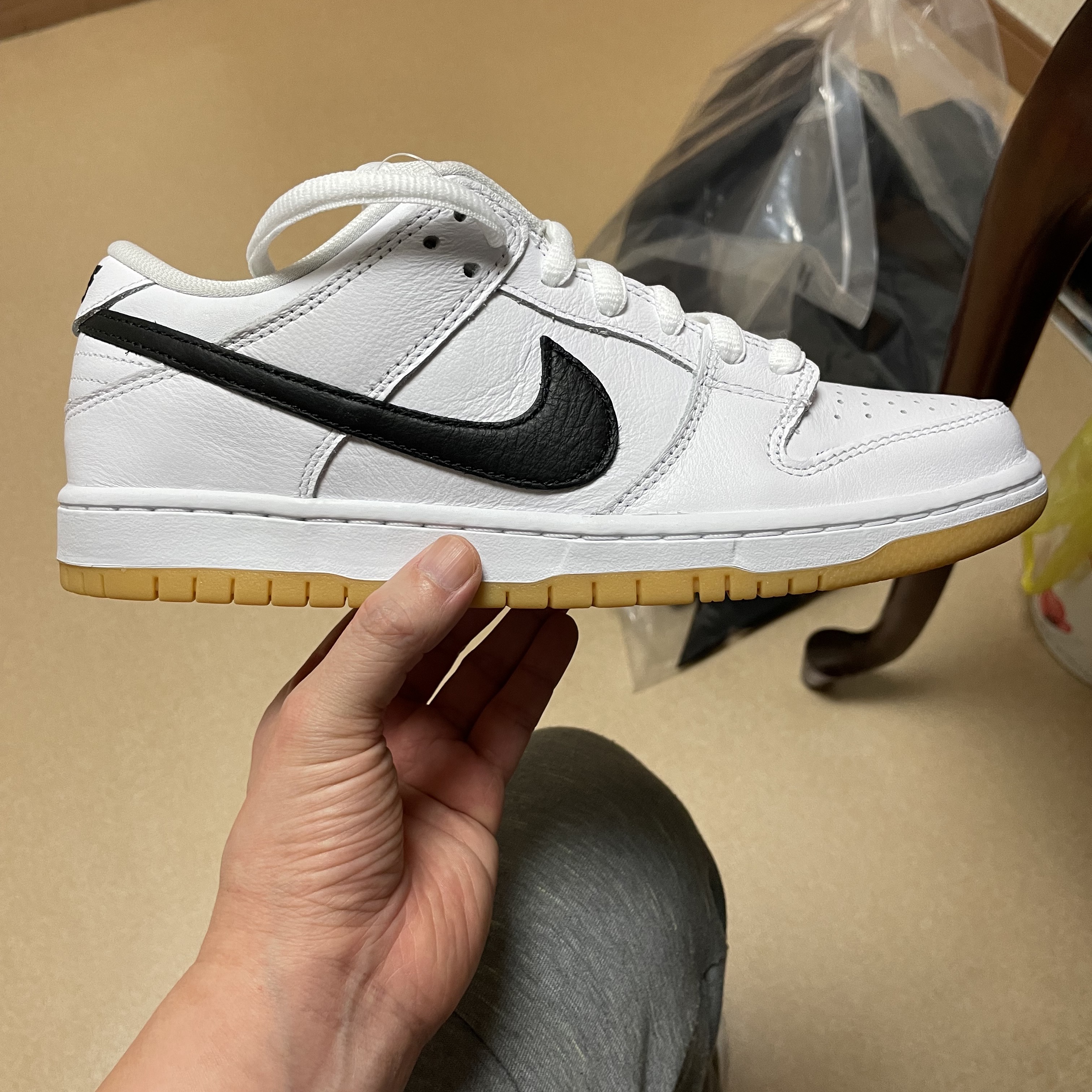 Nike SB Dunk Low Pro White and Gum Light Brown 착용 스타일