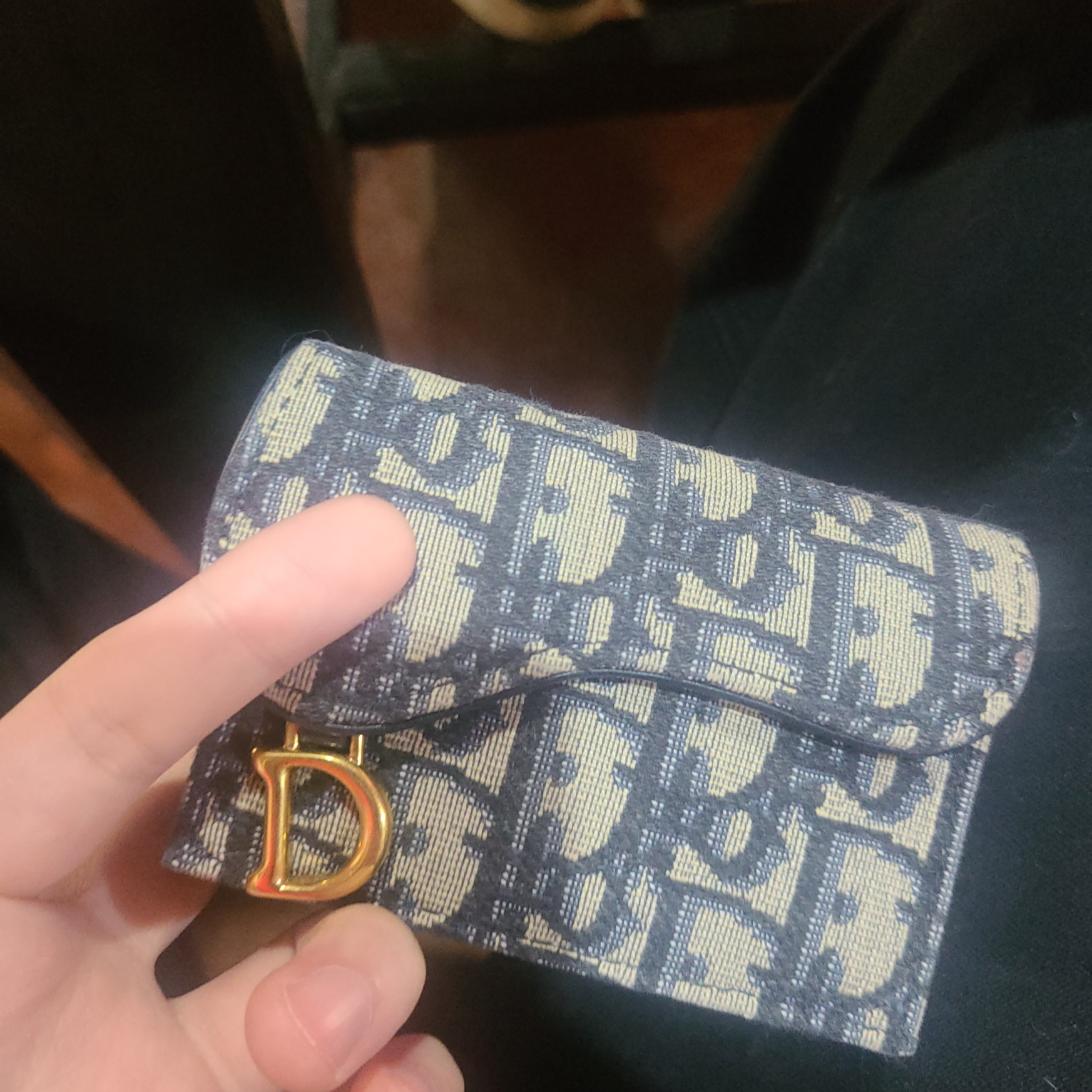 Dior Saddle Flap Card Holder Blue Dior Oblique Jacquard 착용 스타일