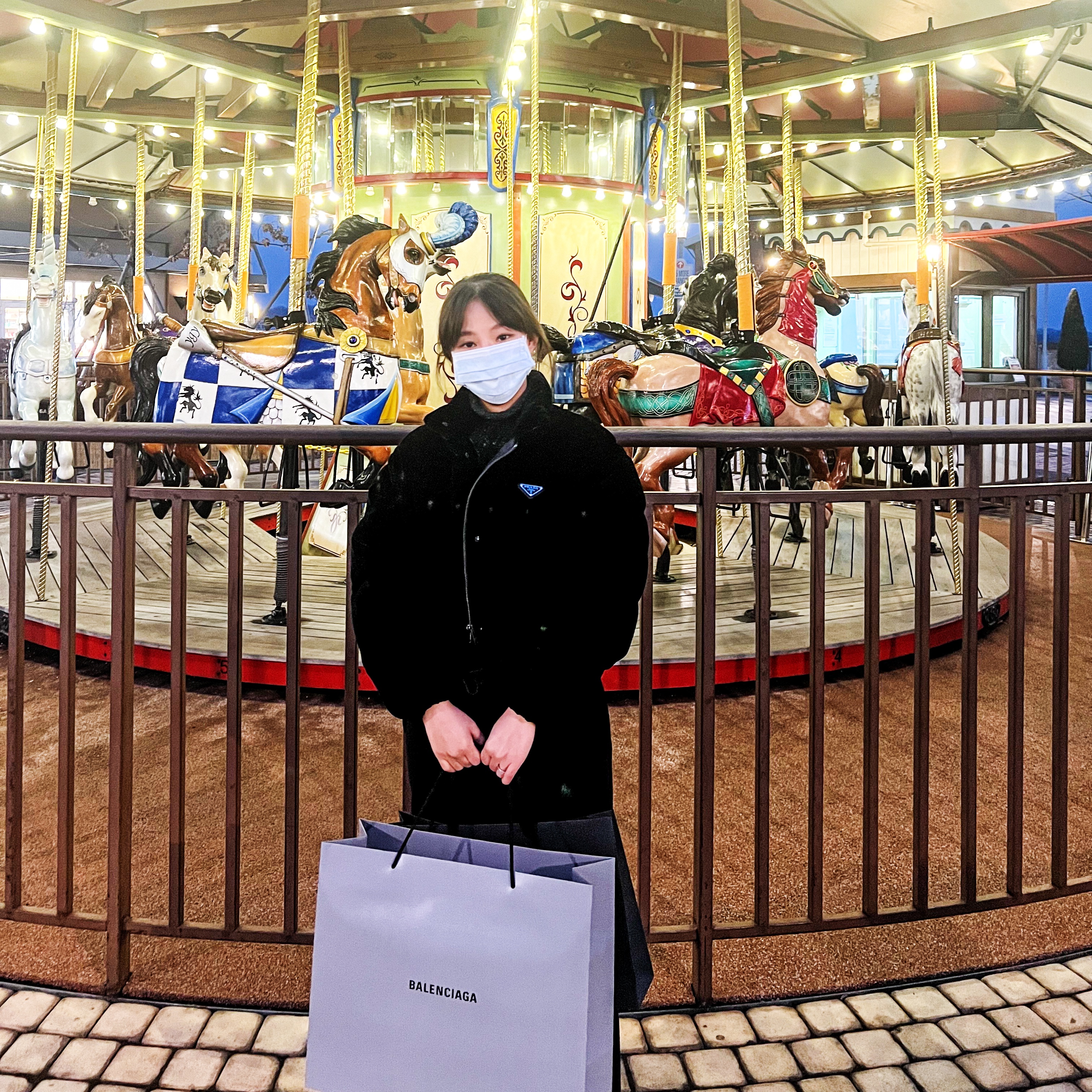 (W) Prada Velvet Cropped Puffer Jacket Black, (W) UGG Disquette Slipper Chestnut 착용 스타일 - 1