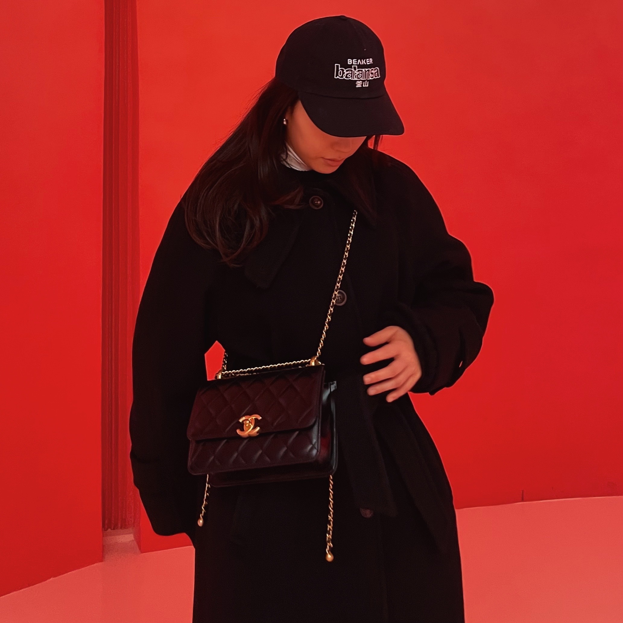 Chanel Small Flap Bag Calfskin & Gold Black 착용 스타일 - 1