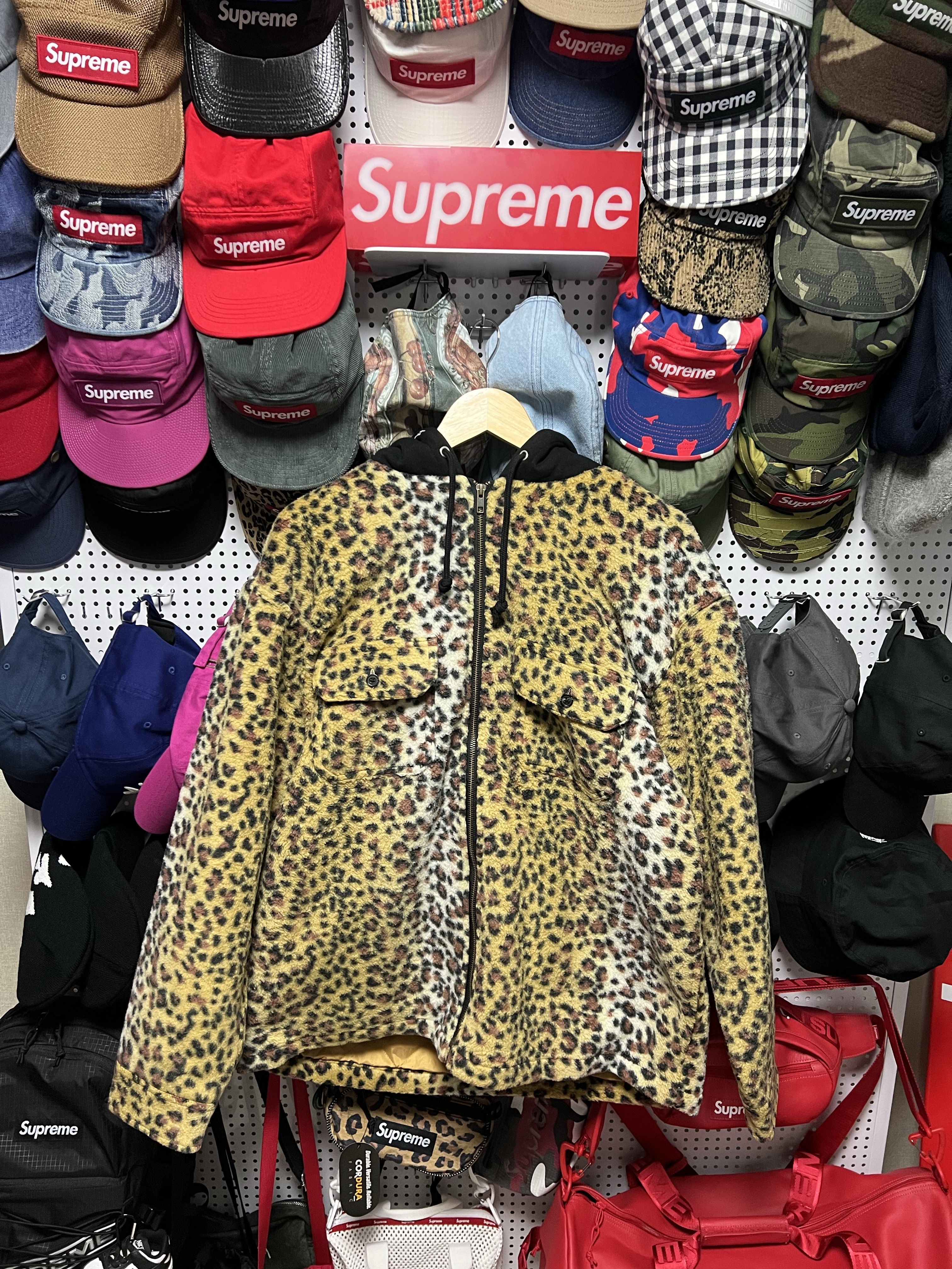 Supreme Fleece Zip Up Hooded Shirt Brown Leopard - 23FW, Supreme Washed Chino Twill Camp Cap Leopard - 23FW 착용 스타일 - 2