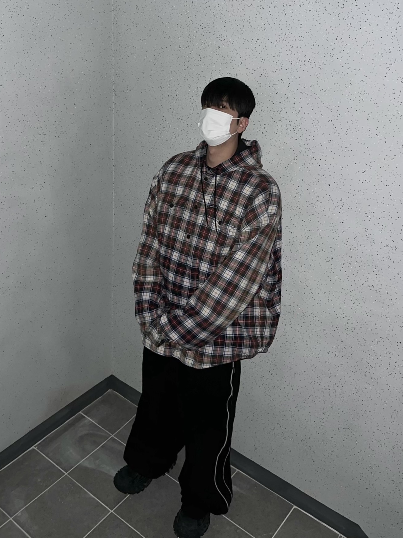 Balenciaga Bleached Shirt Multicolored, Balenciaga Defender Sneakers Black 착용 스타일 - 2