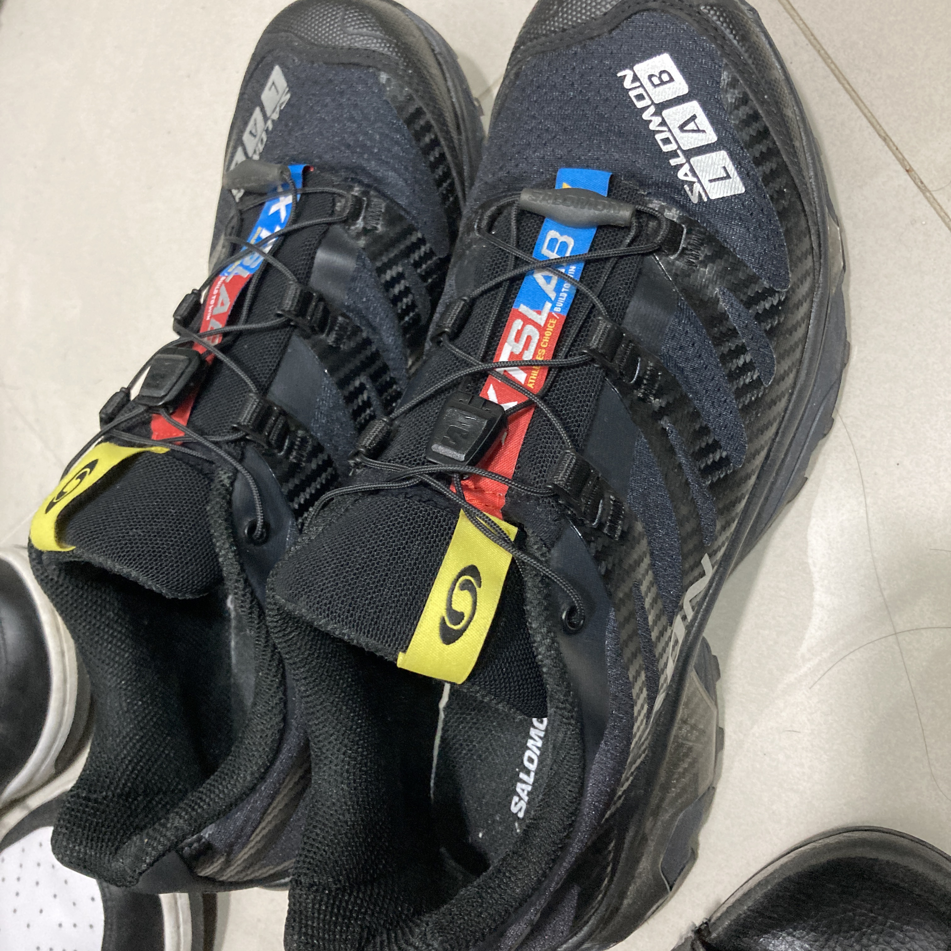 Salomon XT-4 Black Silver Metallic 착용 스타일