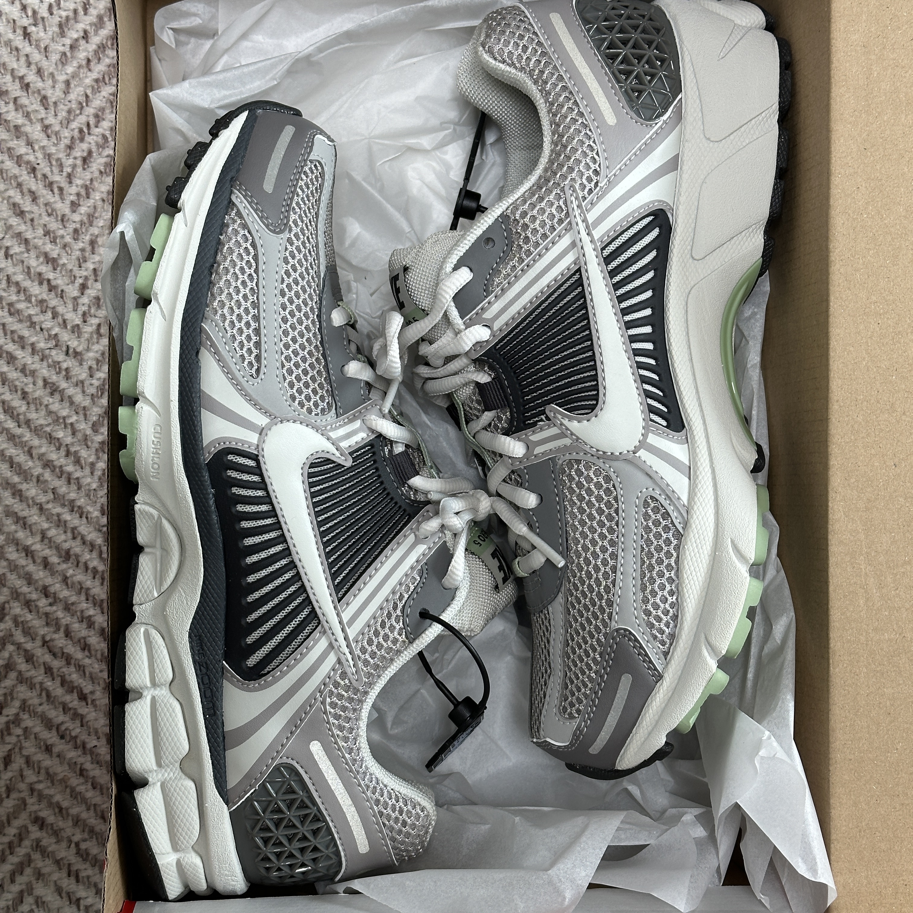 (W) Nike Zoom Vomero 5 Cobblestone and Flat Pewter 착용 스타일