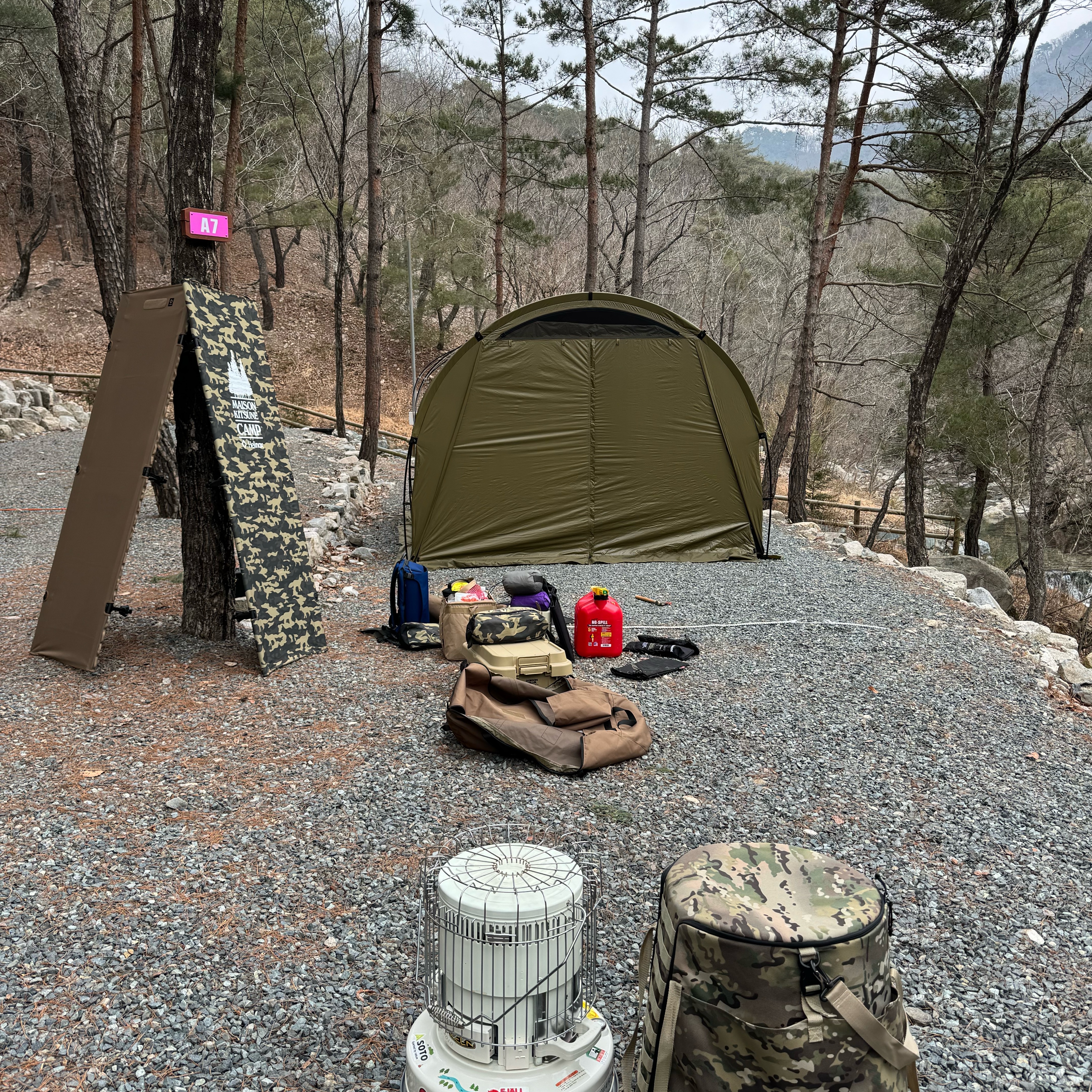 Helinox Tactical Field Tunnel 4.35 Coyote Tan 착용 스타일 - 3